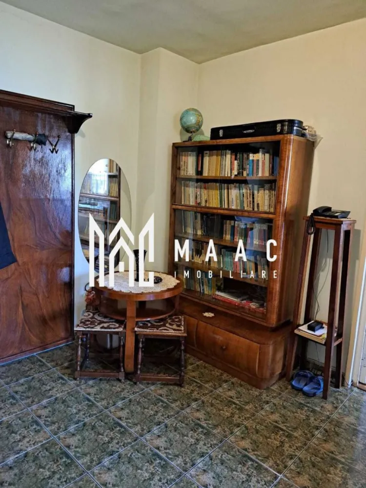 Apartament de vanzare Sibiu 2 camere | Calea Dumbravii | 43 mp, balcon - Apartament de vânzare în Sibiu, zona Calea Dumbrăvii, cu 2 camere decomandate, 43 mp utili și balcon închis, potrivit pentru locuire imediată.

Detalii proprietate:
• Suprafață utilă: 43 mp
• Suprafață construită: 52 mp
• Compartimentare: 2 camere decomandate
• Etaj 3 din 4
• Imobil construit în anul 1983
• Stare interioară: bună
• Bloc izolat termic
• Complet mobilat și utilat
• Centrală termică proprie
• Balcon închis și amenajat
• Pivniță inclusă
• Compartimentare interioară: hol de acces, hol, living, dormitor, bucătărie, baie, balcon închis
• Dotări menționate în prezentare: aragaz, frigider, mașină de spălat, televizor, parchet din lemn, gresie și faianță

Apartamentul este situat în zona Calea Dumbrăvii din Sibiu, cu acces facil către punctele de interes ale orașului. Poziționarea la etaj intermediar și dotările deja existente îl fac o opțiune practică pentru cei care caută un apartament bine întreținut într-o zonă cunoscută.

Pentru mai multe detalii și pentru programarea unei vizionări, contactați echipa MAAC Imobiliare și menționați Cod anunț CP3184881.