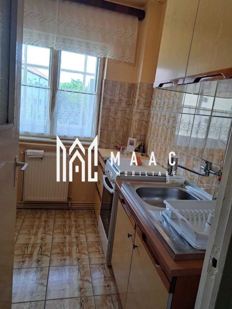 Apartament de vanzare Sibiu 2 camere | Calea Dumbravii | 43 mp, balcon - Apartament de vânzare în Sibiu, zona Calea Dumbrăvii, cu 2 camere decomandate, 43 mp utili și balcon închis, potrivit pentru locuire imediată.

Detalii proprietate:
• Suprafață utilă: 43 mp
• Suprafață construită: 52 mp
• Compartimentare: 2 camere decomandate
• Etaj 3 din 4
• Imobil construit în anul 1983
• Stare interioară: bună
• Bloc izolat termic
• Complet mobilat și utilat
• Centrală termică proprie
• Balcon închis și amenajat
• Pivniță inclusă
• Compartimentare interioară: hol de acces, hol, living, dormitor, bucătărie, baie, balcon închis
• Dotări menționate în prezentare: aragaz, frigider, mașină de spălat, televizor, parchet din lemn, gresie și faianță

Apartamentul este situat în zona Calea Dumbrăvii din Sibiu, cu acces facil către punctele de interes ale orașului. Poziționarea la etaj intermediar și dotările deja existente îl fac o opțiune practică pentru cei care caută un apartament bine întreținut într-o zonă cunoscută.

Pentru mai multe detalii și pentru programarea unei vizionări, contactați echipa MAAC Imobiliare și menționați Cod anunț CP3184881.