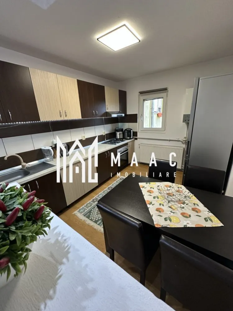 Apartament 4 camere de vânzare Sibiu | Lazaret | 86 mp, decomandat, etaj 1 - Apartament cu 4 camere decomandat, situat în cartierul Lazaret din Sibiu, cu 86 mp utili și poziționare la etajul 1, complet mobilat și utilat, disponibil pentru mutare imediată.

Detalii proprietate:
• Suprafață utilă: 86 mp, suprafață construită 103 mp
• Compartimentare: hol de acces, living, 3 dormitoare, bucătărie separată, baie, cămară, balcon și pivniță
• Etaj 1, apartament decomandat, confort 1
• An construcție: 1980, structură din cărămidă, imobil finalizat
• Stare interioară bună, bloc izolat termic și bine întreținut
• Aer condiționat inclus
• Se vinde complet mobilat și utilat
• Doar 2 apartamente pe nivel

Locuința este amplasată într-o zonă liniștită din Lazaret, într-un imobil curat, cu număr redus de vecini. În spatele blocului se află locurile de parcare destinate locatarilor, iar în fața imobilului sunt disponibile locuri de parcare comune.

Cod anunț CP3184911. Contactați echipa MAAC Imobiliare pentru detalii suplimentare și programarea unei vizionări.