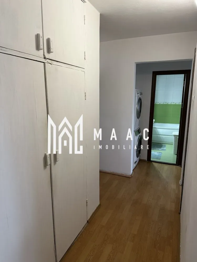Apartament 4 camere de vânzare Sibiu | Lazaret | 86 mp, decomandat, etaj 1 - Apartament cu 4 camere decomandat, situat în cartierul Lazaret din Sibiu, cu 86 mp utili și poziționare la etajul 1, complet mobilat și utilat, disponibil pentru mutare imediată.

Detalii proprietate:
• Suprafață utilă: 86 mp, suprafață construită 103 mp
• Compartimentare: hol de acces, living, 3 dormitoare, bucătărie separată, baie, cămară, balcon și pivniță
• Etaj 1, apartament decomandat, confort 1
• An construcție: 1980, structură din cărămidă, imobil finalizat
• Stare interioară bună, bloc izolat termic și bine întreținut
• Aer condiționat inclus
• Se vinde complet mobilat și utilat
• Doar 2 apartamente pe nivel

Locuința este amplasată într-o zonă liniștită din Lazaret, într-un imobil curat, cu număr redus de vecini. În spatele blocului se află locurile de parcare destinate locatarilor, iar în fața imobilului sunt disponibile locuri de parcare comune.

Cod anunț CP3184911. Contactați echipa MAAC Imobiliare pentru detalii suplimentare și programarea unei vizionări.