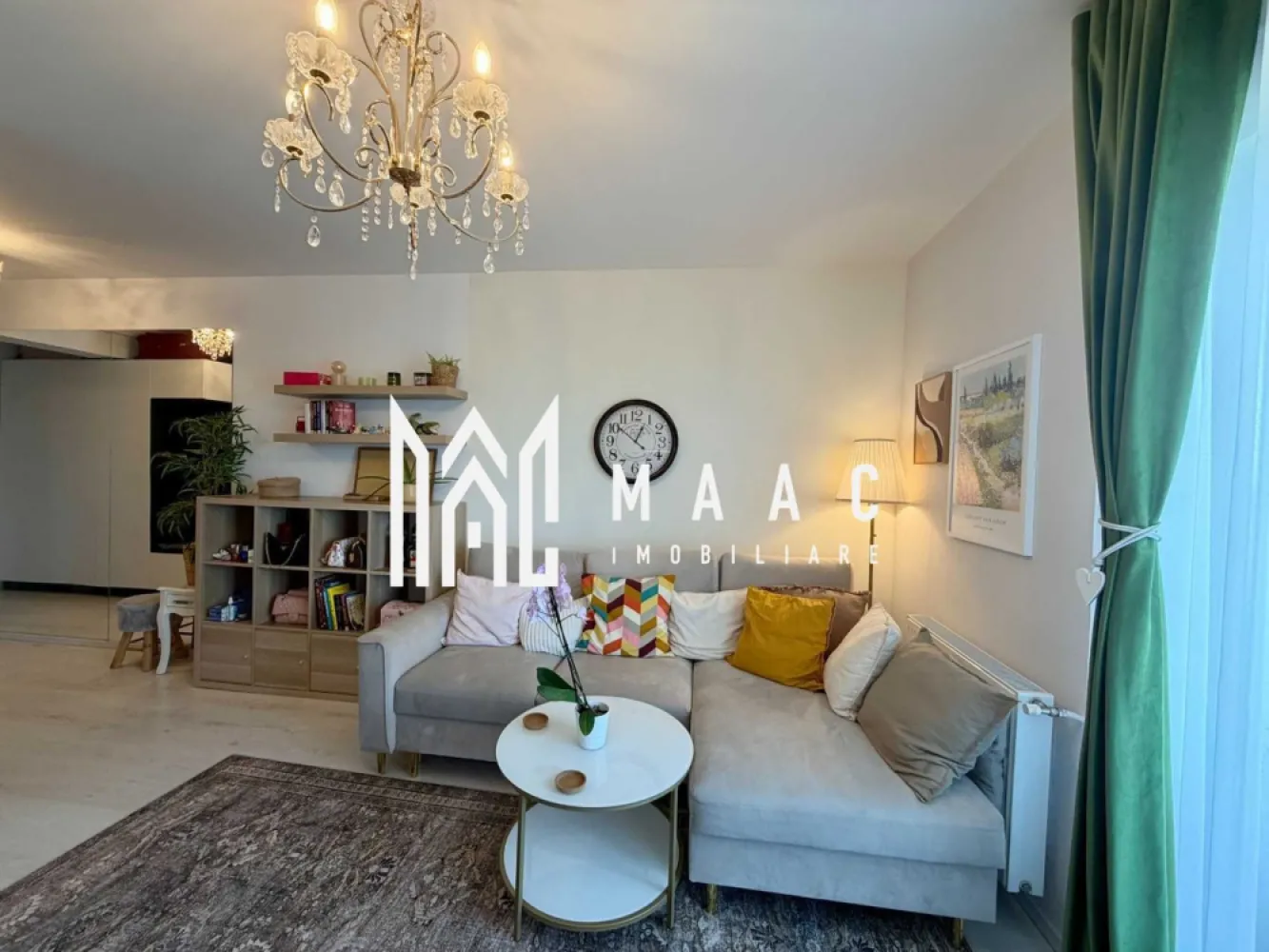 Apartament de vanzare Sibiu | 3 camere decomandat | Vest, 52 mp - Apartament cu 3 camere decomandat, situat în zona Vest din Sibiu, pe Calea Șurii Mici, cu 52 mp utili, terasă amenajată și loc de parcare inclus, potrivit pentru mutare rapidă.

Detalii proprietate:
• Suprafață utilă: 52 mp
• Suprafață construită: 62 mp
• Compartimentare: decomandat
• Configurație: living cu bucătărie open-space, 2 dormitoare, baie, hol de acces
• Etaj 2 din 8
• Terasă amenajată de 9 mp
• 1 baie, 1 bucătărie
• Loc de parcare inclus
• Stare interioară: bună
• Se vinde complet mobilat și utilat
• Imobil cu lift, aer condiționat și șemineu decorativ

Proprietatea este amplasată în cartierul Da Vinci, în zona Calea Șurii Mici, și beneficiază de priveliște liberă, fără blocuri construite în fața imobilului. Apartamentul este orientat către soare, oferind lumină naturală pe tot parcursul zilei.

Cod anunț CP3187015. Contactați echipa MAAC Imobiliare pentru detalii suplimentare și pentru programarea unei vizionări.