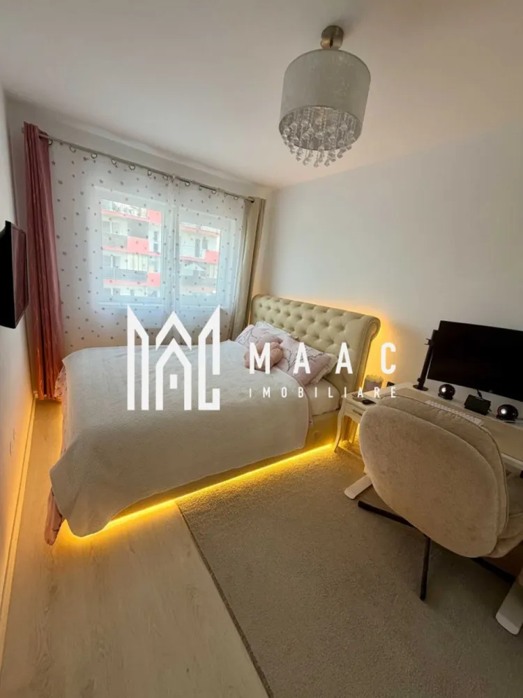 Apartament de vanzare Sibiu | 3 camere decomandat | Vest, 52 mp - Apartament cu 3 camere decomandat, situat în zona Vest din Sibiu, pe Calea Șurii Mici, cu 52 mp utili, terasă amenajată și loc de parcare inclus, potrivit pentru mutare rapidă.

Detalii proprietate:
• Suprafață utilă: 52 mp
• Suprafață construită: 62 mp
• Compartimentare: decomandat
• Configurație: living cu bucătărie open-space, 2 dormitoare, baie, hol de acces
• Etaj 2 din 8
• Terasă amenajată de 9 mp
• 1 baie, 1 bucătărie
• Loc de parcare inclus
• Stare interioară: bună
• Se vinde complet mobilat și utilat
• Imobil cu lift, aer condiționat și șemineu decorativ

Proprietatea este amplasată în cartierul Da Vinci, în zona Calea Șurii Mici, și beneficiază de priveliște liberă, fără blocuri construite în fața imobilului. Apartamentul este orientat către soare, oferind lumină naturală pe tot parcursul zilei.

Cod anunț CP3187015. Contactați echipa MAAC Imobiliare pentru detalii suplimentare și pentru programarea unei vizionări.