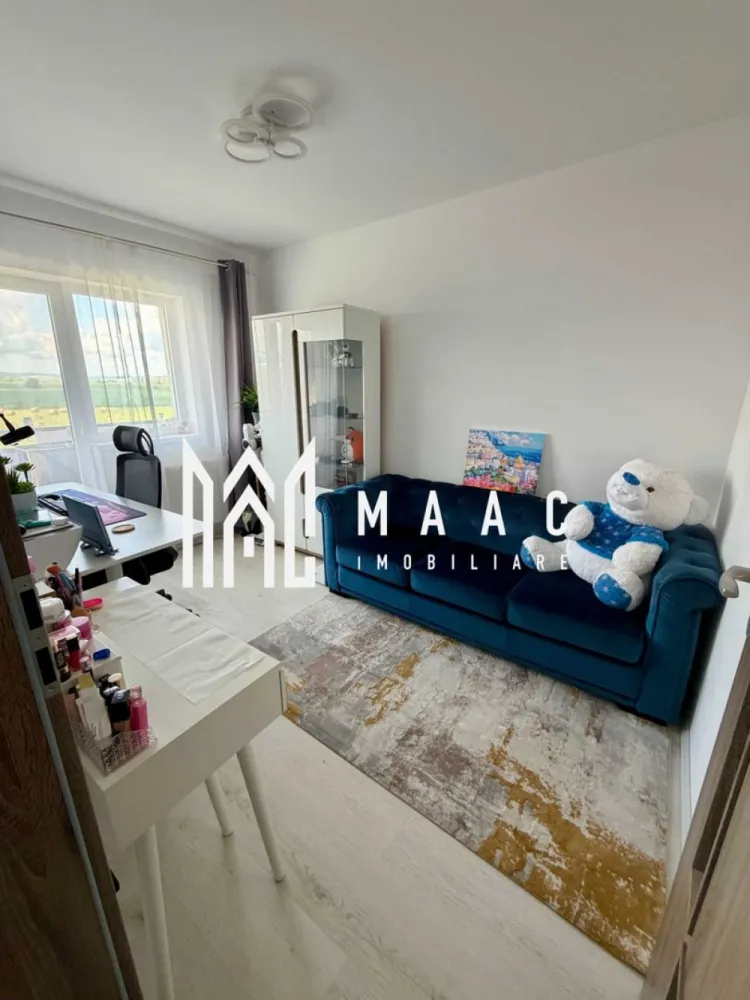 Apartament de vanzare Sibiu | 3 camere decomandat | Vest, 52 mp - Apartament cu 3 camere decomandat, situat în zona Vest din Sibiu, pe Calea Șurii Mici, cu 52 mp utili, terasă amenajată și loc de parcare inclus, potrivit pentru mutare rapidă.

Detalii proprietate:
• Suprafață utilă: 52 mp
• Suprafață construită: 62 mp
• Compartimentare: decomandat
• Configurație: living cu bucătărie open-space, 2 dormitoare, baie, hol de acces
• Etaj 2 din 8
• Terasă amenajată de 9 mp
• 1 baie, 1 bucătărie
• Loc de parcare inclus
• Stare interioară: bună
• Se vinde complet mobilat și utilat
• Imobil cu lift, aer condiționat și șemineu decorativ

Proprietatea este amplasată în cartierul Da Vinci, în zona Calea Șurii Mici, și beneficiază de priveliște liberă, fără blocuri construite în fața imobilului. Apartamentul este orientat către soare, oferind lumină naturală pe tot parcursul zilei.

Cod anunț CP3187015. Contactați echipa MAAC Imobiliare pentru detalii suplimentare și pentru programarea unei vizionări.