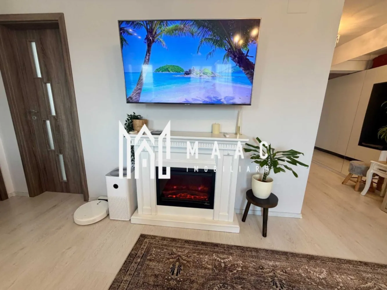Apartament de vanzare Sibiu | 3 camere decomandat | Vest, 52 mp - Apartament cu 3 camere decomandat, situat în zona Vest din Sibiu, pe Calea Șurii Mici, cu 52 mp utili, terasă amenajată și loc de parcare inclus, potrivit pentru mutare rapidă.

Detalii proprietate:
• Suprafață utilă: 52 mp
• Suprafață construită: 62 mp
• Compartimentare: decomandat
• Configurație: living cu bucătărie open-space, 2 dormitoare, baie, hol de acces
• Etaj 2 din 8
• Terasă amenajată de 9 mp
• 1 baie, 1 bucătărie
• Loc de parcare inclus
• Stare interioară: bună
• Se vinde complet mobilat și utilat
• Imobil cu lift, aer condiționat și șemineu decorativ

Proprietatea este amplasată în cartierul Da Vinci, în zona Calea Șurii Mici, și beneficiază de priveliște liberă, fără blocuri construite în fața imobilului. Apartamentul este orientat către soare, oferind lumină naturală pe tot parcursul zilei.

Cod anunț CP3187015. Contactați echipa MAAC Imobiliare pentru detalii suplimentare și pentru programarea unei vizionări.
