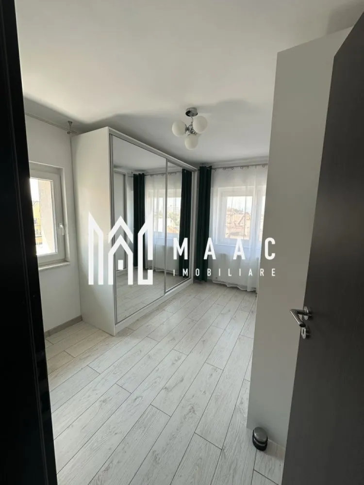 Apartament 4 camere decomandat | Central, Sibiu | 92 mp, 2 băi - Apartament de închiriat cu 4 camere în zona Centrală din Sibiu, pe Strada Constituției, cu 92 mp utili, compartimentare decomandată și 2 băi, potrivit pentru locuire imediată.

Detalii proprietate:
• Suprafață utilă: 92 mp
• Suprafață construită: 115 mp
• Compartimentare: decomandat
• Configurație: living, 2 dormitoare, 1 cameră amenajată ca dressing, bucătărie, 2 băi
• Etaj 4 din 4
• An construcție: 1977
• Stare interioară: finisat modern
• Imobil finalizat, reabilitat termic
• Complet mobilat și utilat
• Bucătărie complet mobilată și utilată
• Aer condiționat în living și în dormitor
• Tâmplărie cu geam tripan pentru confort termic și eficiență energetică

Proprietatea este situată în zona Centrală, pe Strada Constituției, într-un imobil cu acces facil către punctele de interes ale orașului. Apartamentul oferă spații bine organizate și funcționale, iar perioada minimă contractuală este de 12 luni. Nu se acceptă animale de companie.

Cod anunț CP3188275. Contactați echipa MAAC Imobiliare pentru informații suplimentare și pentru programarea unei vizionări.