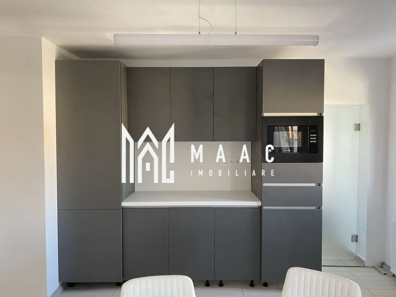Apartament 4 camere decomandat | Central, Sibiu | 92 mp, 2 băi - Apartament de închiriat cu 4 camere în zona Centrală din Sibiu, pe Strada Constituției, cu 92 mp utili, compartimentare decomandată și 2 băi, potrivit pentru locuire imediată.

Detalii proprietate:
• Suprafață utilă: 92 mp
• Suprafață construită: 115 mp
• Compartimentare: decomandat
• Configurație: living, 2 dormitoare, 1 cameră amenajată ca dressing, bucătărie, 2 băi
• Etaj 4 din 4
• An construcție: 1977
• Stare interioară: finisat modern
• Imobil finalizat, reabilitat termic
• Complet mobilat și utilat
• Bucătărie complet mobilată și utilată
• Aer condiționat în living și în dormitor
• Tâmplărie cu geam tripan pentru confort termic și eficiență energetică

Proprietatea este situată în zona Centrală, pe Strada Constituției, într-un imobil cu acces facil către punctele de interes ale orașului. Apartamentul oferă spații bine organizate și funcționale, iar perioada minimă contractuală este de 12 luni. Nu se acceptă animale de companie.

Cod anunț CP3188275. Contactați echipa MAAC Imobiliare pentru informații suplimentare și pentru programarea unei vizionări.