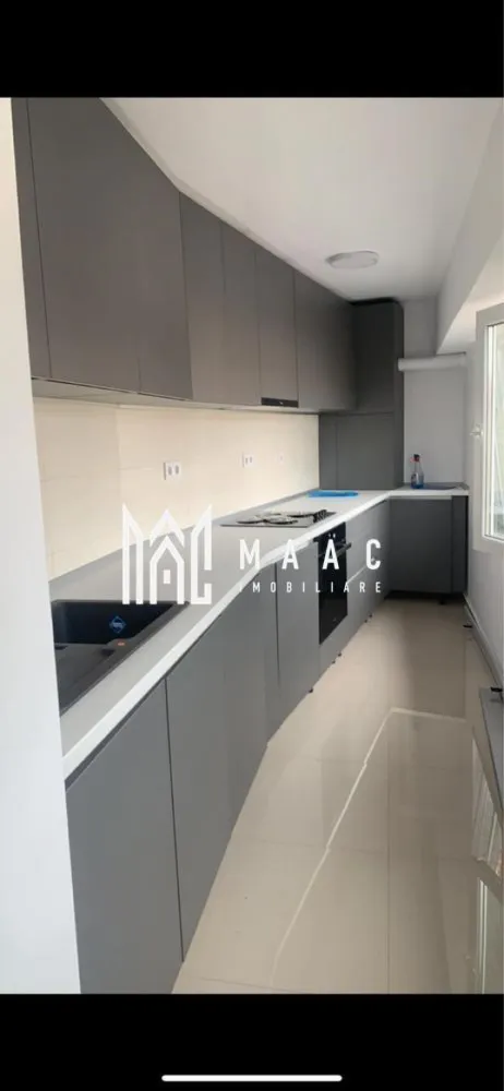 Apartament 4 camere decomandat | Central, Sibiu | 92 mp, 2 băi - Apartament de închiriat cu 4 camere în zona Centrală din Sibiu, pe Strada Constituției, cu 92 mp utili, compartimentare decomandată și 2 băi, potrivit pentru locuire imediată.

Detalii proprietate:
• Suprafață utilă: 92 mp
• Suprafață construită: 115 mp
• Compartimentare: decomandat
• Configurație: living, 2 dormitoare, 1 cameră amenajată ca dressing, bucătărie, 2 băi
• Etaj 4 din 4
• An construcție: 1977
• Stare interioară: finisat modern
• Imobil finalizat, reabilitat termic
• Complet mobilat și utilat
• Bucătărie complet mobilată și utilată
• Aer condiționat în living și în dormitor
• Tâmplărie cu geam tripan pentru confort termic și eficiență energetică

Proprietatea este situată în zona Centrală, pe Strada Constituției, într-un imobil cu acces facil către punctele de interes ale orașului. Apartamentul oferă spații bine organizate și funcționale, iar perioada minimă contractuală este de 12 luni. Nu se acceptă animale de companie.

Cod anunț CP3188275. Contactați echipa MAAC Imobiliare pentru informații suplimentare și pentru programarea unei vizionări.