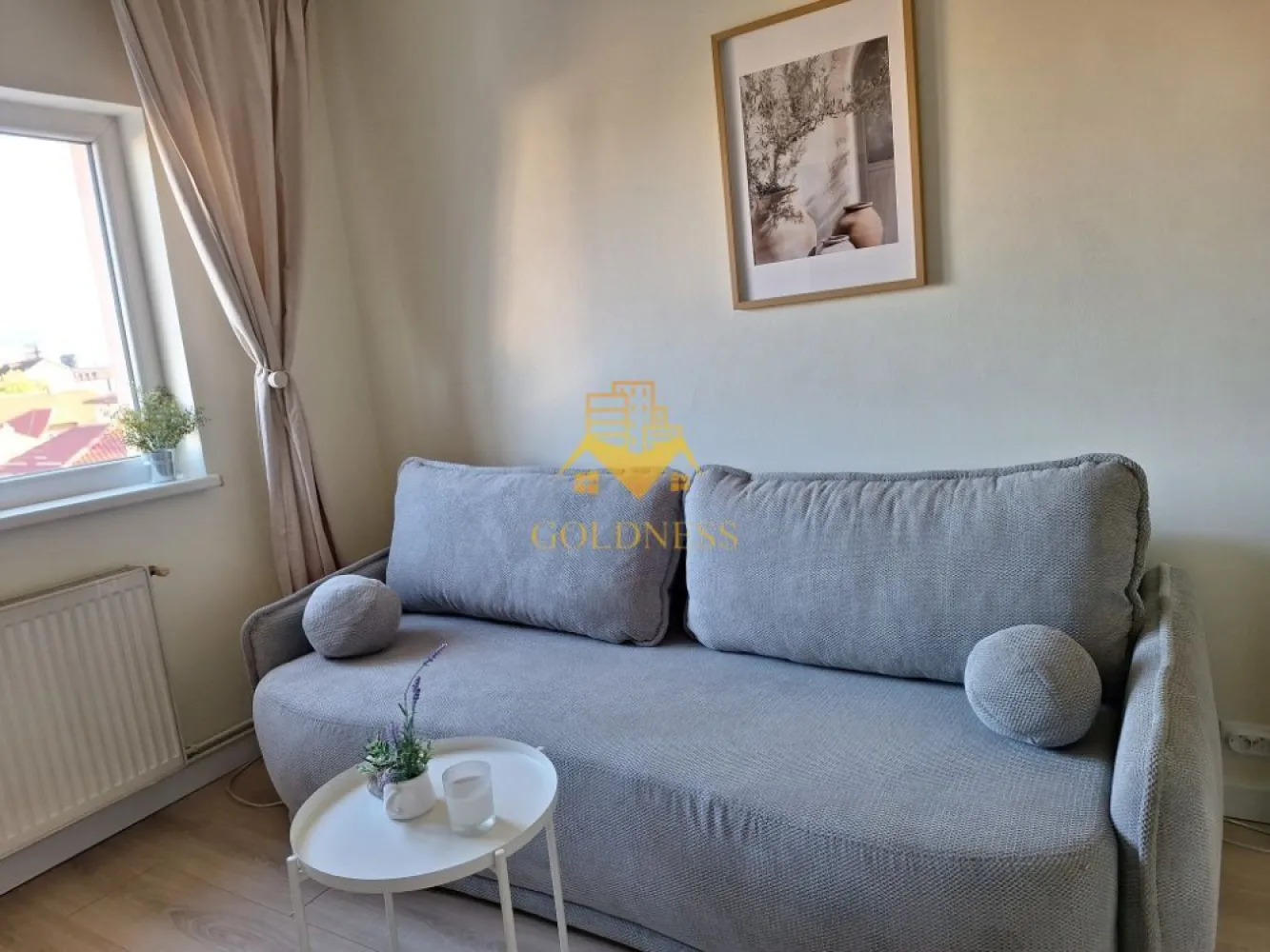 1 camera, Intre Lacuri, Iulius Mall, Aurel Vlaicu, FSEGA, - GOLDNESS Imobiliare vă propune spre închiriere un apartament cu 1 camere complet mobilat și utilat, la etajul 3 într-un imobil de 4 etaje, în Cartierul Intre Lacuri.
Se află în apropierea stațiilor de transport în comun, magazine, restaurante, spații verzi, farmacii, etc. 

Apartamentul este compartimentat astfel:
 - camera cu canapea extensibila, dressing, noptiere
 - bucătărie complet utilată și mobilată, loc de servit masa 
 - baie cu cada, calorifer port prosop și dulap pentru depozitare.

Imobilul este dotat cu toate cele necesare- centrală proprie, frigider, aragaz, hotă, mașină de spălat haine, etc. 

Dacă sunteți interesați de acest apartament și doriți să îl vizionați, dar și pentru alte oferte nu ezitați să ne contactați telefonic sau prin e-mail. Vă stăm la dispoziție!
Pentru intermediere se percepe un comision de 50% din prețul chiriei!