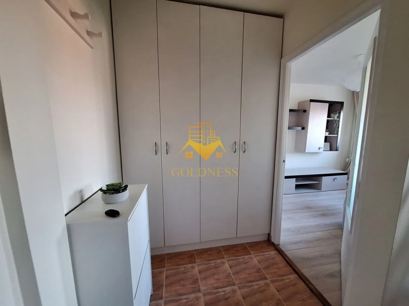 1 camera, Intre Lacuri, Iulius Mall, Aurel Vlaicu, FSEGA, - GOLDNESS Imobiliare vă propune spre închiriere un apartament cu 1 camere complet mobilat și utilat, la etajul 3 într-un imobil de 4 etaje, în Cartierul Intre Lacuri.
Se află în apropierea stațiilor de transport în comun, magazine, restaurante, spații verzi, farmacii, etc. 

Apartamentul este compartimentat astfel:
 - camera cu canapea extensibila, dressing, noptiere
 - bucătărie complet utilată și mobilată, loc de servit masa 
 - baie cu cada, calorifer port prosop și dulap pentru depozitare.

Imobilul este dotat cu toate cele necesare- centrală proprie, frigider, aragaz, hotă, mașină de spălat haine, etc. 

Dacă sunteți interesați de acest apartament și doriți să îl vizionați, dar și pentru alte oferte nu ezitați să ne contactați telefonic sau prin e-mail. Vă stăm la dispoziție!
Pentru intermediere se percepe un comision de 50% din prețul chiriei!