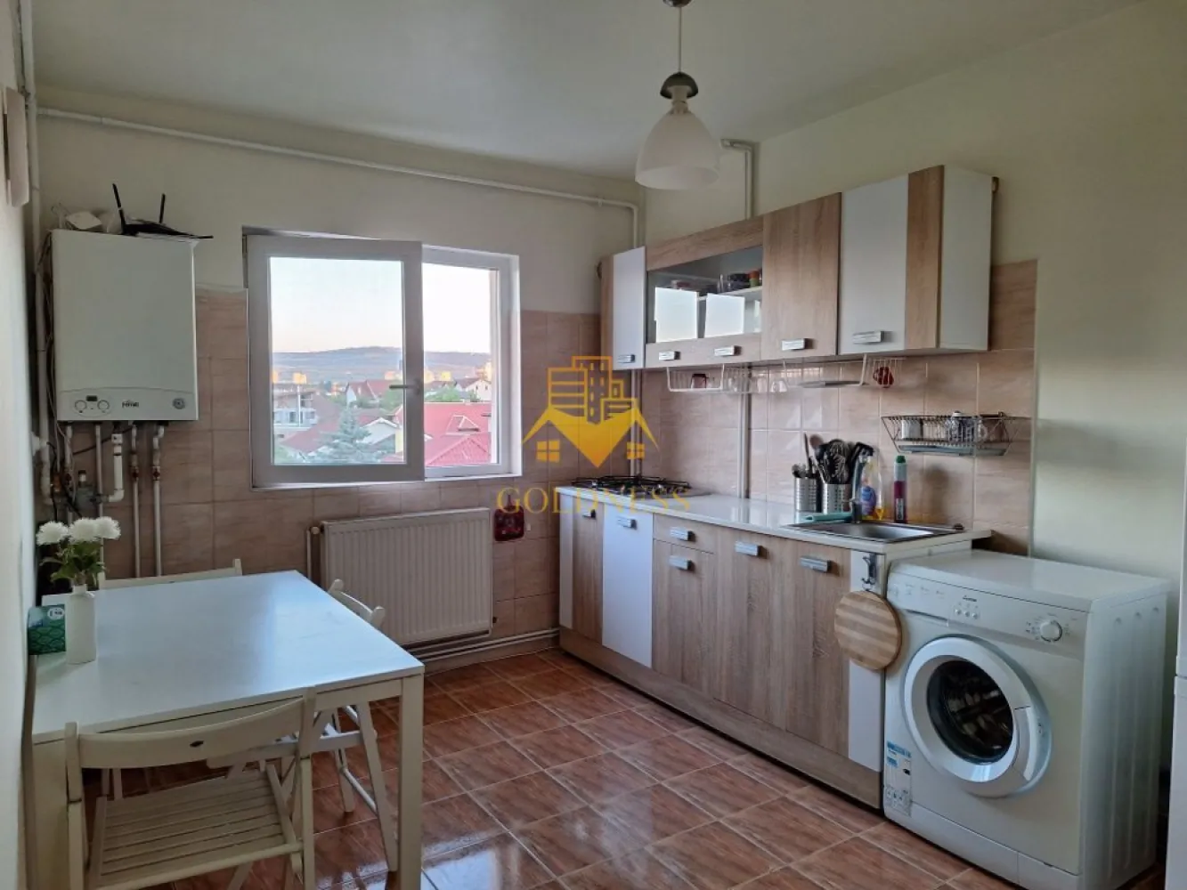 1 camera, Intre Lacuri, Iulius Mall, Aurel Vlaicu, FSEGA, - GOLDNESS Imobiliare vă propune spre închiriere un apartament cu 1 camere complet mobilat și utilat, la etajul 3 într-un imobil de 4 etaje, în Cartierul Intre Lacuri.
Se află în apropierea stațiilor de transport în comun, magazine, restaurante, spații verzi, farmacii, etc. 

Apartamentul este compartimentat astfel:
 - camera cu canapea extensibila, dressing, noptiere
 - bucătărie complet utilată și mobilată, loc de servit masa 
 - baie cu cada, calorifer port prosop și dulap pentru depozitare.

Imobilul este dotat cu toate cele necesare- centrală proprie, frigider, aragaz, hotă, mașină de spălat haine, etc. 

Dacă sunteți interesați de acest apartament și doriți să îl vizionați, dar și pentru alte oferte nu ezitați să ne contactați telefonic sau prin e-mail. Vă stăm la dispoziție!
Pentru intermediere se percepe un comision de 50% din prețul chiriei!