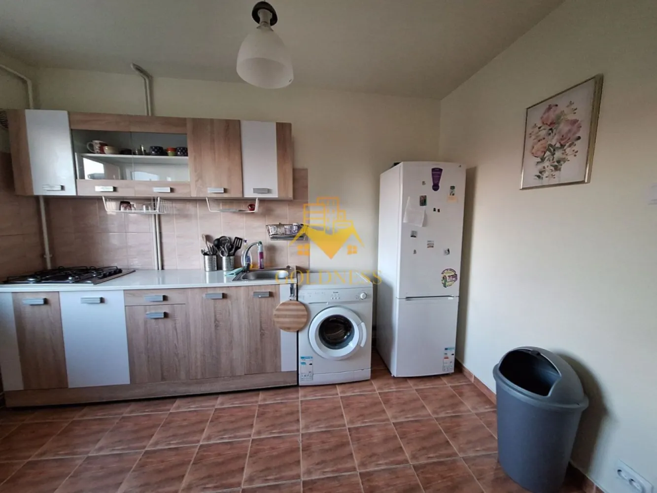 1 camera, Intre Lacuri, Iulius Mall, Aurel Vlaicu, FSEGA, - GOLDNESS Imobiliare vă propune spre închiriere un apartament cu 1 camere complet mobilat și utilat, la etajul 3 într-un imobil de 4 etaje, în Cartierul Intre Lacuri.
Se află în apropierea stațiilor de transport în comun, magazine, restaurante, spații verzi, farmacii, etc. 

Apartamentul este compartimentat astfel:
 - camera cu canapea extensibila, dressing, noptiere
 - bucătărie complet utilată și mobilată, loc de servit masa 
 - baie cu cada, calorifer port prosop și dulap pentru depozitare.

Imobilul este dotat cu toate cele necesare- centrală proprie, frigider, aragaz, hotă, mașină de spălat haine, etc. 

Dacă sunteți interesați de acest apartament și doriți să îl vizionați, dar și pentru alte oferte nu ezitați să ne contactați telefonic sau prin e-mail. Vă stăm la dispoziție!
Pentru intermediere se percepe un comision de 50% din prețul chiriei!