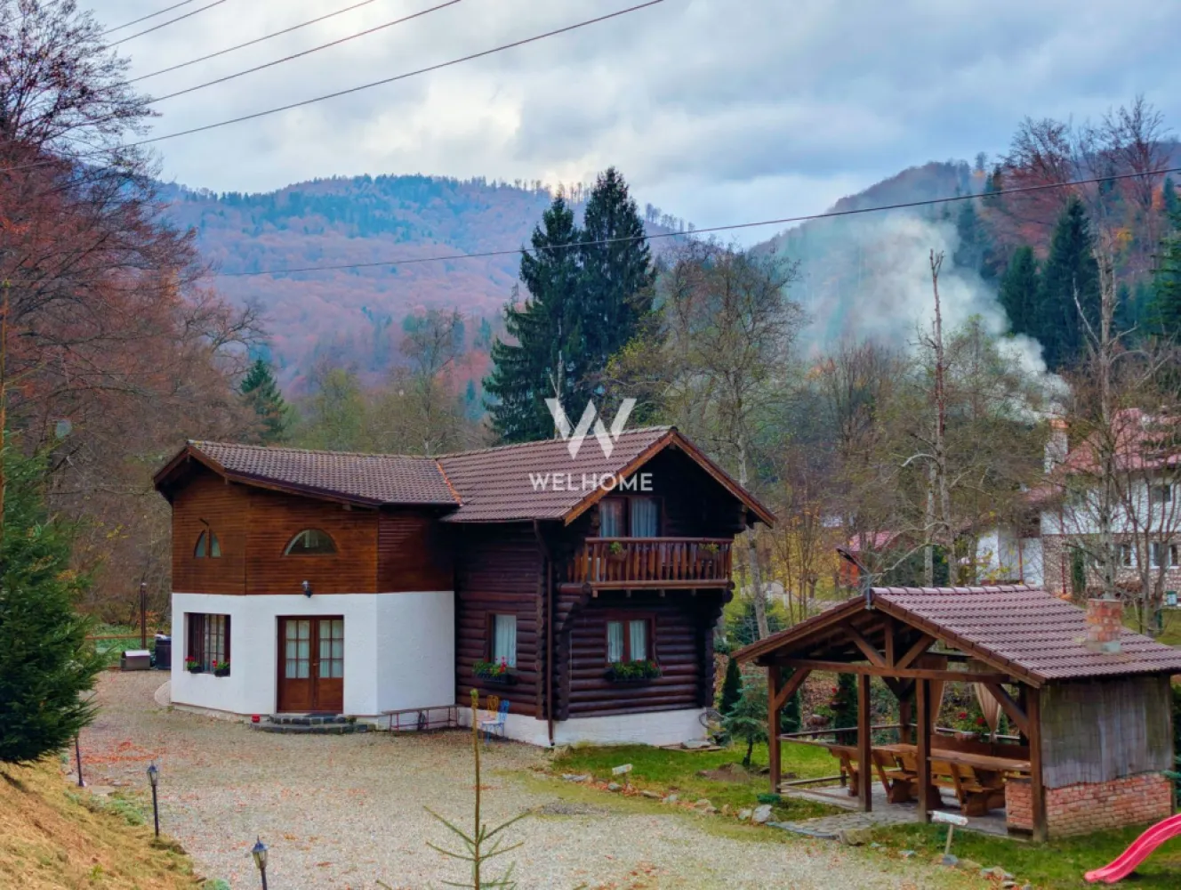 Cabana / Casa de vacanta pe Transfagarasan - Sibiu - Cabana "Rustic Balea" Această proprietate este o casă de vacanță tip cabană construită predominant din lemn masiv rotund, oferind un refugiu montan ideal pentru grupuri mari. Cabana are o capacitate optimă de cazare de opt persoane, fiind dotată cu patru dormitoare matrimoniale. Un avantaj major pentru confortul oaspeților este faptul că fiecare dormitor beneficiază de baie proprie, modern utilată cu cabină de duș. Spațiul de zi este extrem de generos, incluzând un living spațios cu tavan înalt, unde domină bârnele de lemn. Aici se găsesc o zonă de relaxare cu canapele amplasată lângă un șemineu tradițional din cărămidă și o masă lungă, din lemn masiv, pentru servit masa. Bucătăria interioară este complet utilată, integrată armonios în living, remarcându-se prin mobilierul vopsit în verde salvie. În ceea ce privește materialele, cabana utilizează bârne groase, rotunde, din lemn masiv pentru structura principală și pereții interiori, conferind o estetică autentică de log cabin și o izolare excelentă. Pardoseala combină plăcut dușumeaua de lemn din dormitoare cu cărămida sau piatra arsă din living. Pentru relaxare, cabana oferă facilități de wellness de lux: pe terasa exterioară, cu vedere directă la râu, se află un ciubăr (hot tub) din lemn. Lângă ciubăr, o saună privată interioară completează zona SPA. În exterior, există un foișor acoperit cu masă și bănci rustice, dotat cu o zonă de grătar din cărămidă. Cadrul natural este de vis, proprietatea fiind situată pe malul unui râu de munte, la poalele muntilor Fagaras. Datorită poziționării sale strategice, cabana servește ca punct de bază ideal pentru explorarea zonei Transfăgărășanului (DN7C). Cabana/casa de vacanta este listata pe site-urile cu profil turistic fiind foarte cautata si apreciata. Pret: 299.000 euro. Comision cumparator 2% + TVA. }}