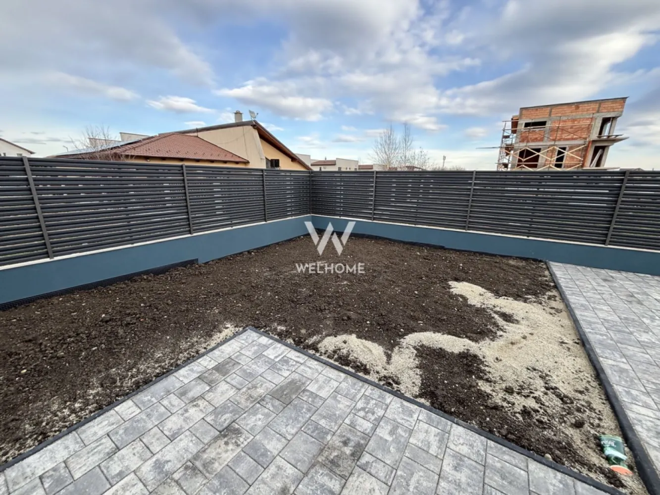 Casa nouă cu 4 camere și curte generoasă – Șelimbăr Triajului - O locuință luminoasă și bine compartimentată, situată într-o zonă liniștită, cu acces rapid către magazine, școală, Shopping City și principalele artere ale orașului. Detalii proprietate: • Suprafață utilă: 91 mp + balcon • Suprafață teren: 220 mp • Curte liberă: 160 mp • Acces auto în curte – 2 locuri de parcare Compartimentare: • Parter: living spațios, bucătărie separată, baie cu geam • Etaj: 3 dormitoare, baie cu geam, balcon Finisaje și dotări: • Interior – la alb: centrală termică, încălzire în pardoseală pe ambele niveluri, ușă de intrare, ferestre termopan, glet + lavabilă, șapă, instalații termice, electrice și sanitare complet realizate • Exterior – la cheie: fațadă finisată, pavaj premium, gard, poartă pregătită pentru automatizare, gazon, terasă amenajată Modalități de plată: cash sau credit ipotecar 📍 Preț: 219.990 € (TVA inclus) 📞 Telefon: 0747 639 802 }}