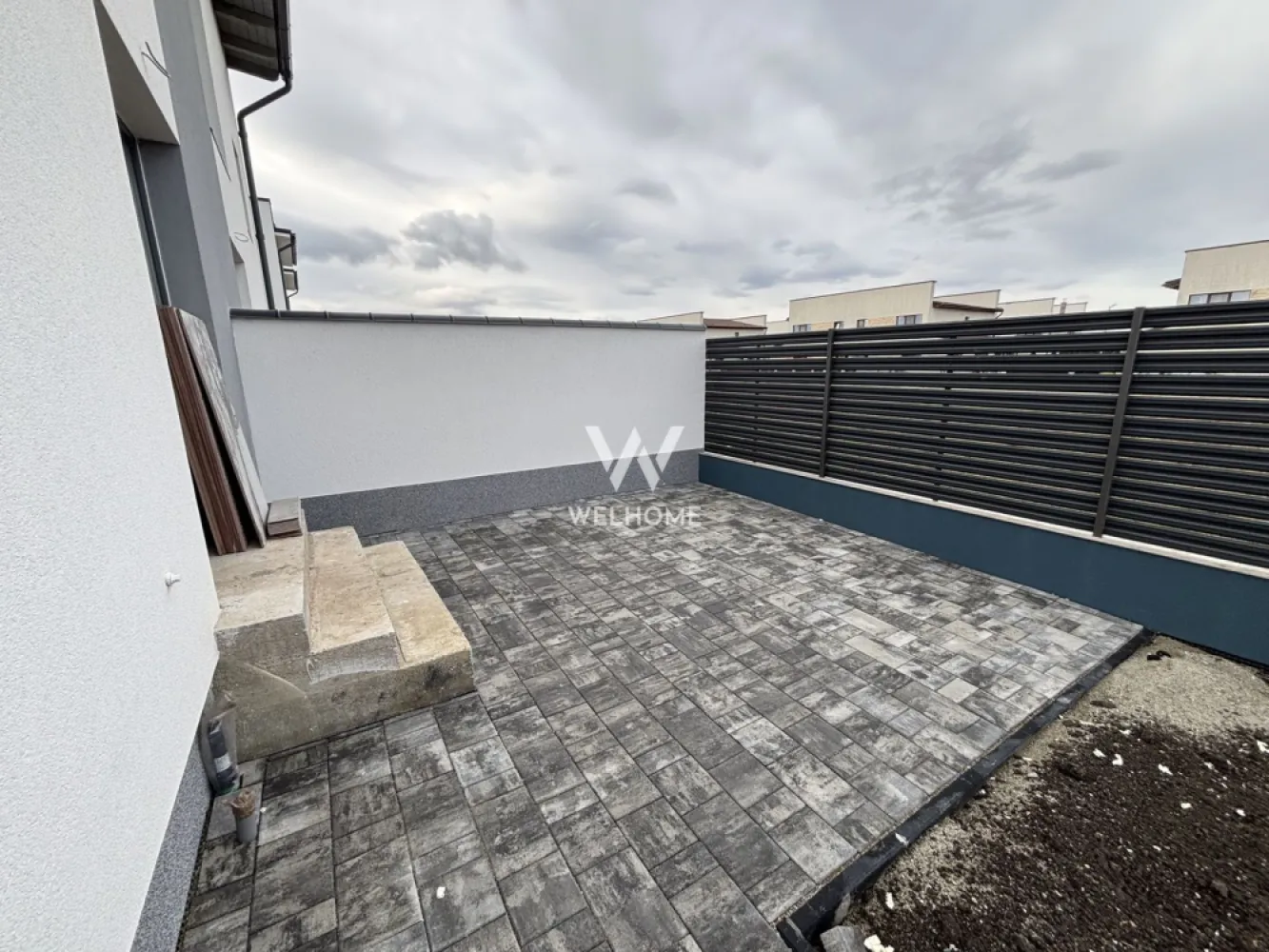 Casa nouă cu 4 camere și curte generoasă – Șelimbăr Triajului - O locuință luminoasă și bine compartimentată, situată într-o zonă liniștită, cu acces rapid către magazine, școală, Shopping City și principalele artere ale orașului. Detalii proprietate: • Suprafață utilă: 91 mp + balcon • Suprafață teren: 220 mp • Curte liberă: 160 mp • Acces auto în curte – 2 locuri de parcare Compartimentare: • Parter: living spațios, bucătărie separată, baie cu geam • Etaj: 3 dormitoare, baie cu geam, balcon Finisaje și dotări: • Interior – la alb: centrală termică, încălzire în pardoseală pe ambele niveluri, ușă de intrare, ferestre termopan, glet + lavabilă, șapă, instalații termice, electrice și sanitare complet realizate • Exterior – la cheie: fațadă finisată, pavaj premium, gard, poartă pregătită pentru automatizare, gazon, terasă amenajată Modalități de plată: cash sau credit ipotecar 📍 Preț: 219.990 € (TVA inclus) 📞 Telefon: 0747 639 802 }}