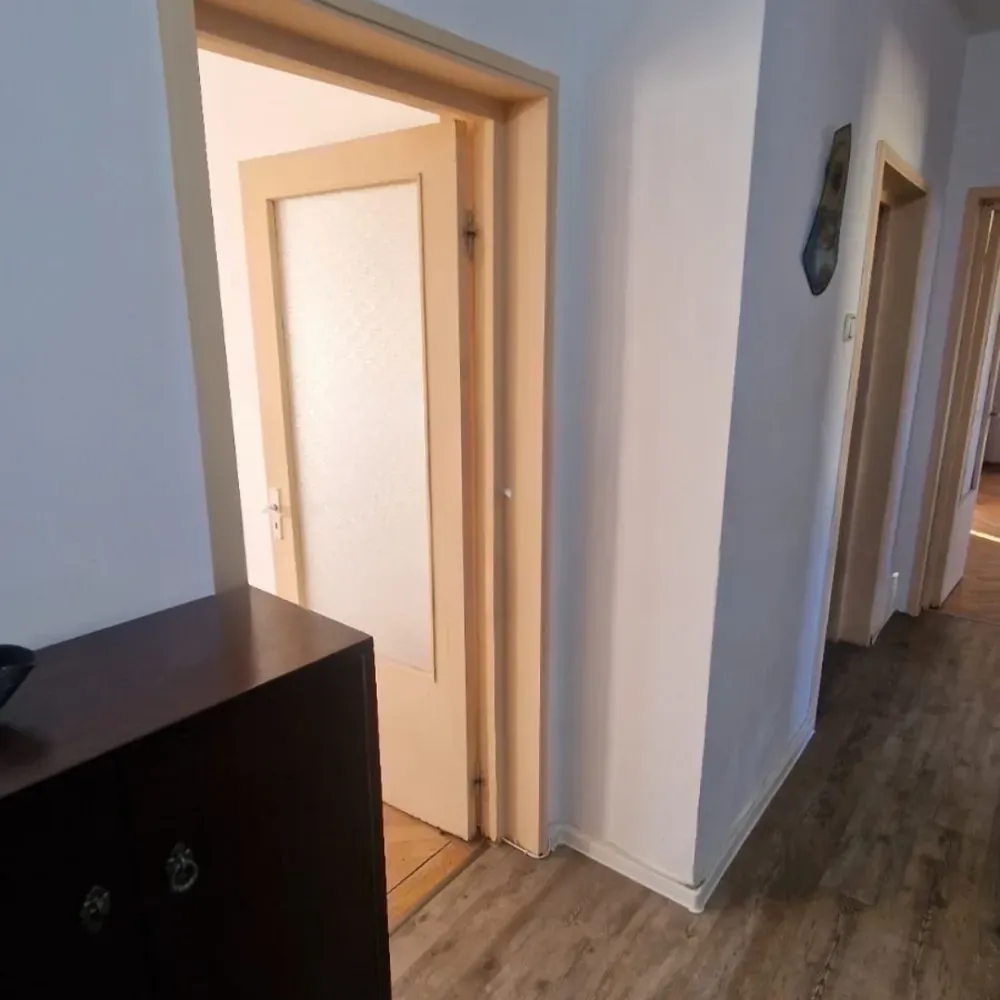 Apartament spațios de 3 camere de vânzare – Cartierul Ștrand, Sibiu - Descoperă confortul și intimitatea într-un apartament luminos de 78 mp, situat la etajul 3/3, cu 2 băi și 2 balcoane ideale pentru momente de relaxare sau cafeaua de dimineață. Suprafață: 78 mp Etaj: 3/3 2 băi, 2 balcoane spațioase Finisaje moderne: gresie, parchet, faianță Confort: centrală termică proprie, gaz, internet Siguranță: ușă metalică la intrare Se vinde semimobilat, pregătit pentru mutareApartament luminos, spațios și bine compartimentat, situat într-o zonă liniștită, aproape de centre comerciale, școli și mijloace de transport. Cele două balcoane oferă priveliști plăcute și spațiu suplimentar de relaxare. Mută-te într-un loc în care confortul și liniștea se împletesc armonios – fă din acest apartament acasă ta visată!  }}