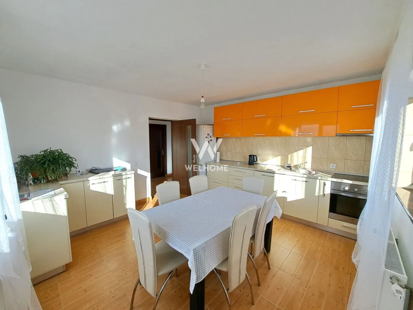 Casa spatioasa si utila, 5 camere, garaj, pivnita - Sibiu - Casa Sibiu, individuala cu pivnita si garaj, Turnisor - zona degajata Casa cu 5 camere si 2 bai - spatiu si confort Suprafata utila casa 260 mp, Teren 521 mp DEMISOL - pivnita sanatoasa cu aerisire naturala, camera tehnica si depozitare -acces din interiorul casei PARTER - hol larg cu garderoba, bucatarie mare, baie cu cada, living si 1 dormitor MANSARDA - hol, 3 dormitoare, baie cu dus POD acces scara batanta - poate fi utilizat spatiu hobby - are inaltime buna si ferestre Casa se bucura de mult soare pe tot parcursul zilei si are vedere montana Bine intretinuta, se incalzeste cu centrala pe lemne + calorifere, are panouri solare - apa calda, ferestre termopan (gaz la poarta) Garaj mare ce continua cu alte 2 incaperi si acces in spatele casei / curte compacta lateral casei Mobilata si utilata, casa se vinde cum se prezinta. Libera de sarcini. PRET: 299.000 EURO Ciprian: 0753.277.310 }}