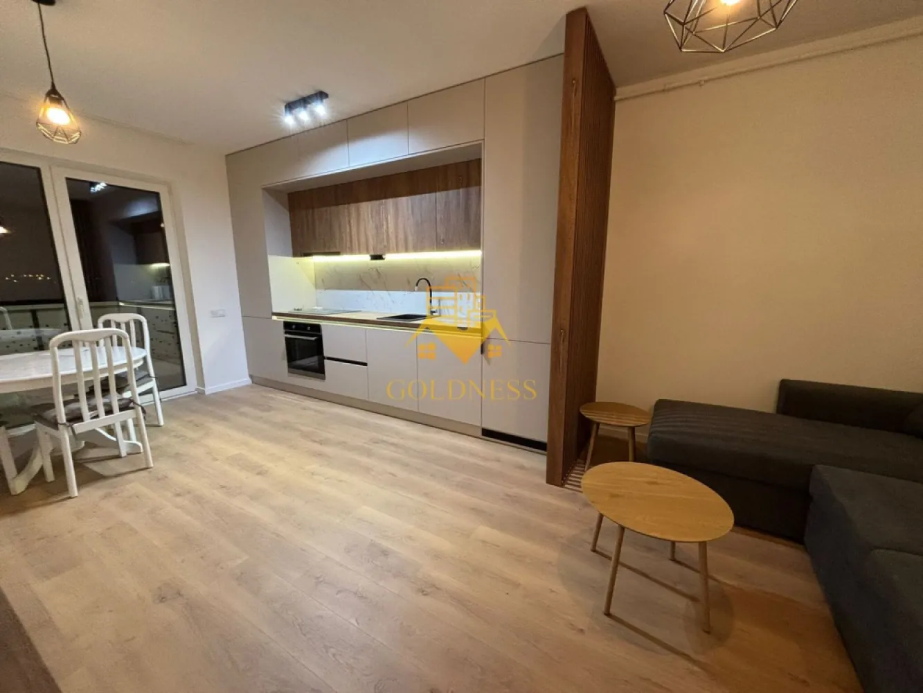 2 camere, modern, prima închiriere, bloc nou, parcare, Octavian Paler - GOLDNESS Imobiliare vă propune spre închiriere un apartament cu 2 camere complet mobilat și utilat, la etajul 3 într-un imobil de 5 etaje, pe strada Octavian Paler, Apahida.
Dispune de loc de parcare în garaj la prețul de 20 euro!
Se află în apropierea stațiilor de transport în comun, magazine, restaurante, spații verzi, farmacii, etc. 

Apartamentul este compartimentat astfel:
 - dormitor cu pat matrimonial, dressing, noptiere
 - living cu bucatarie open space complet utilată și mobilată, canapea extensibilă, loc de servit masa 
 - baie cu cabina de dus, calorifer port prosop și dulap pentru depozitare.
 - terasa de 10 mp.

Imobilul este dotat cu toate cele necesare- centrală proprie, încălzirea făcându-se prin pardoseală, frigider, aragaz, hotă, mașină de spălat haine,etc. 

Dacă sunteți interesați de acest apartament și doriți să îl vizionați, dar și pentru alte oferte nu ezitați să ne contactați telefonic sau prin e-mail. Vă stăm la dispoziție!
Pentru intermediere se percepe un comision de 50% din prețul chiriei!