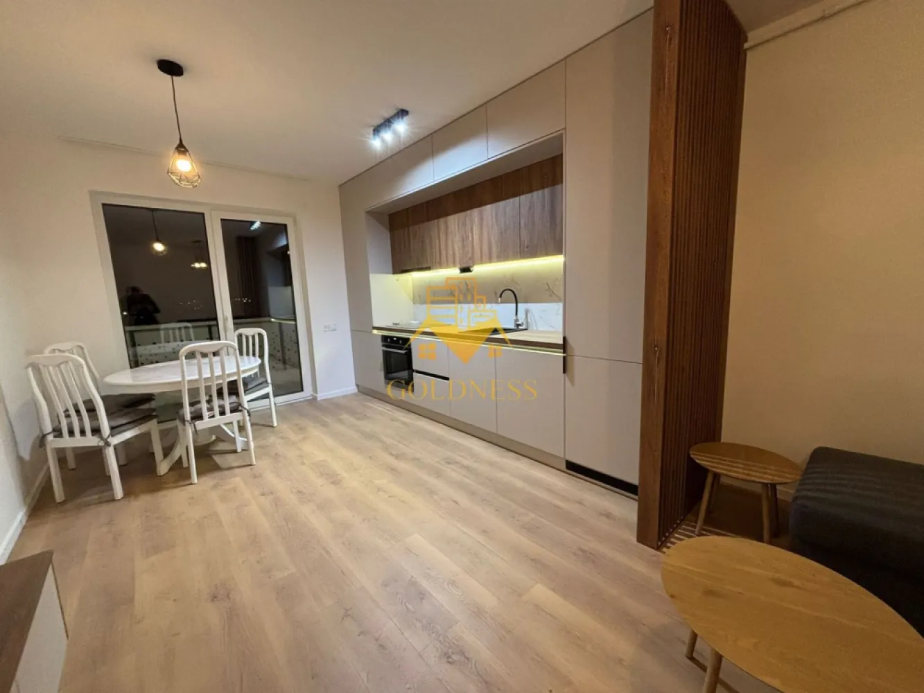 2 camere, modern, prima închiriere, bloc nou, parcare, Octavian Paler - GOLDNESS Imobiliare vă propune spre închiriere un apartament cu 2 camere complet mobilat și utilat, la etajul 3 într-un imobil de 5 etaje, pe strada Octavian Paler, Apahida.
Dispune de loc de parcare în garaj la prețul de 20 euro!
Se află în apropierea stațiilor de transport în comun, magazine, restaurante, spații verzi, farmacii, etc. 

Apartamentul este compartimentat astfel:
 - dormitor cu pat matrimonial, dressing, noptiere
 - living cu bucatarie open space complet utilată și mobilată, canapea extensibilă, loc de servit masa 
 - baie cu cabina de dus, calorifer port prosop și dulap pentru depozitare.
 - terasa de 10 mp.

Imobilul este dotat cu toate cele necesare- centrală proprie, încălzirea făcându-se prin pardoseală, frigider, aragaz, hotă, mașină de spălat haine,etc. 

Dacă sunteți interesați de acest apartament și doriți să îl vizionați, dar și pentru alte oferte nu ezitați să ne contactați telefonic sau prin e-mail. Vă stăm la dispoziție!
Pentru intermediere se percepe un comision de 50% din prețul chiriei!