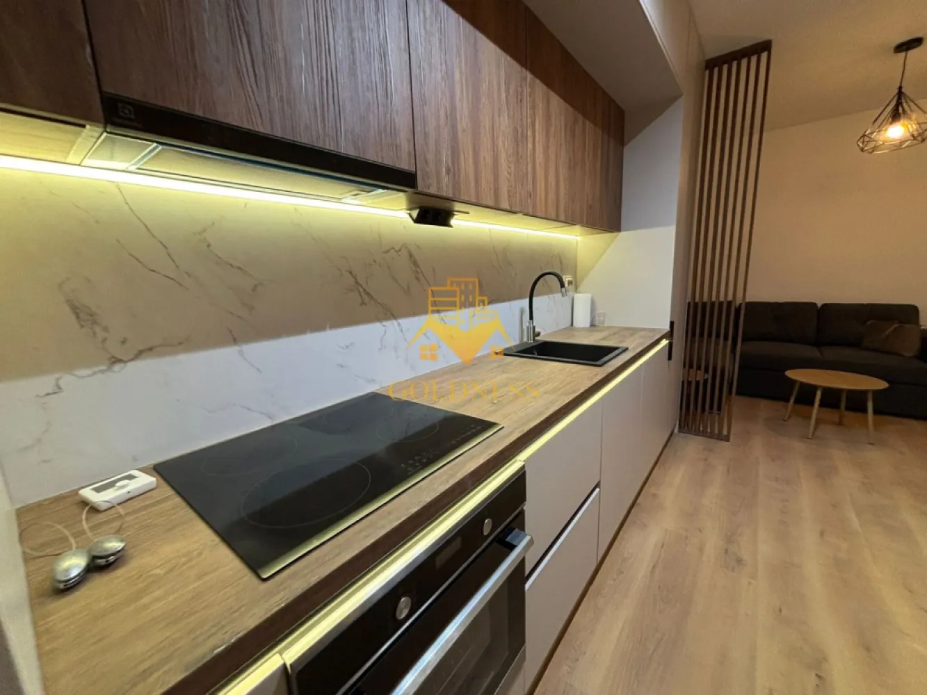 2 camere, modern, prima închiriere, bloc nou, parcare, Octavian Paler - GOLDNESS Imobiliare vă propune spre închiriere un apartament cu 2 camere complet mobilat și utilat, la etajul 3 într-un imobil de 5 etaje, pe strada Octavian Paler, Apahida.
Dispune de loc de parcare în garaj la prețul de 20 euro!
Se află în apropierea stațiilor de transport în comun, magazine, restaurante, spații verzi, farmacii, etc. 

Apartamentul este compartimentat astfel:
 - dormitor cu pat matrimonial, dressing, noptiere
 - living cu bucatarie open space complet utilată și mobilată, canapea extensibilă, loc de servit masa 
 - baie cu cabina de dus, calorifer port prosop și dulap pentru depozitare.
 - terasa de 10 mp.

Imobilul este dotat cu toate cele necesare- centrală proprie, încălzirea făcându-se prin pardoseală, frigider, aragaz, hotă, mașină de spălat haine,etc. 

Dacă sunteți interesați de acest apartament și doriți să îl vizionați, dar și pentru alte oferte nu ezitați să ne contactați telefonic sau prin e-mail. Vă stăm la dispoziție!
Pentru intermediere se percepe un comision de 50% din prețul chiriei!