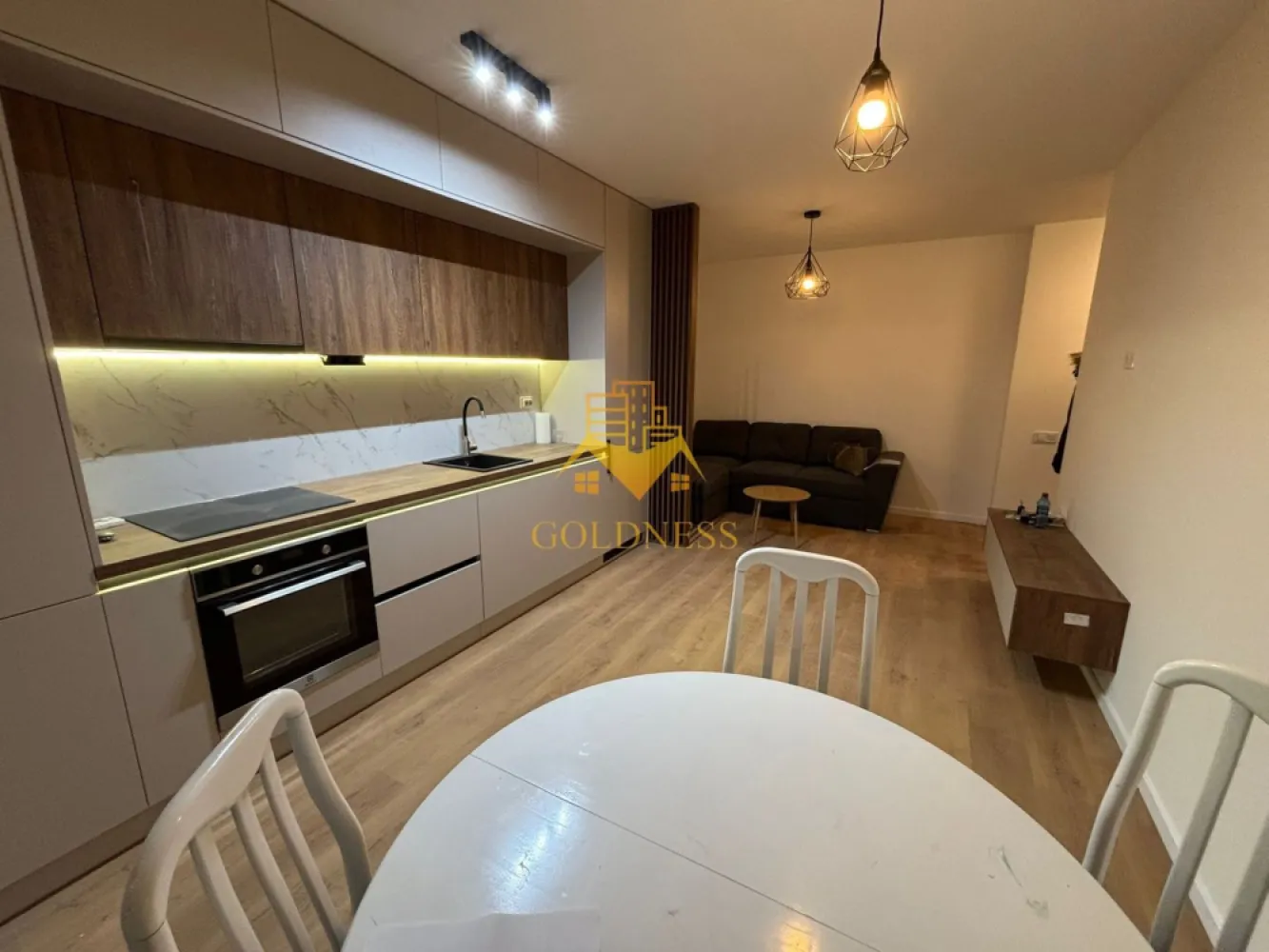 2 camere, modern, prima închiriere, bloc nou, parcare, Octavian Paler - GOLDNESS Imobiliare vă propune spre închiriere un apartament cu 2 camere complet mobilat și utilat, la etajul 3 într-un imobil de 5 etaje, pe strada Octavian Paler, Apahida.
Dispune de loc de parcare în garaj la prețul de 20 euro!
Se află în apropierea stațiilor de transport în comun, magazine, restaurante, spații verzi, farmacii, etc. 

Apartamentul este compartimentat astfel:
 - dormitor cu pat matrimonial, dressing, noptiere
 - living cu bucatarie open space complet utilată și mobilată, canapea extensibilă, loc de servit masa 
 - baie cu cabina de dus, calorifer port prosop și dulap pentru depozitare.
 - terasa de 10 mp.

Imobilul este dotat cu toate cele necesare- centrală proprie, încălzirea făcându-se prin pardoseală, frigider, aragaz, hotă, mașină de spălat haine,etc. 

Dacă sunteți interesați de acest apartament și doriți să îl vizionați, dar și pentru alte oferte nu ezitați să ne contactați telefonic sau prin e-mail. Vă stăm la dispoziție!
Pentru intermediere se percepe un comision de 50% din prețul chiriei!