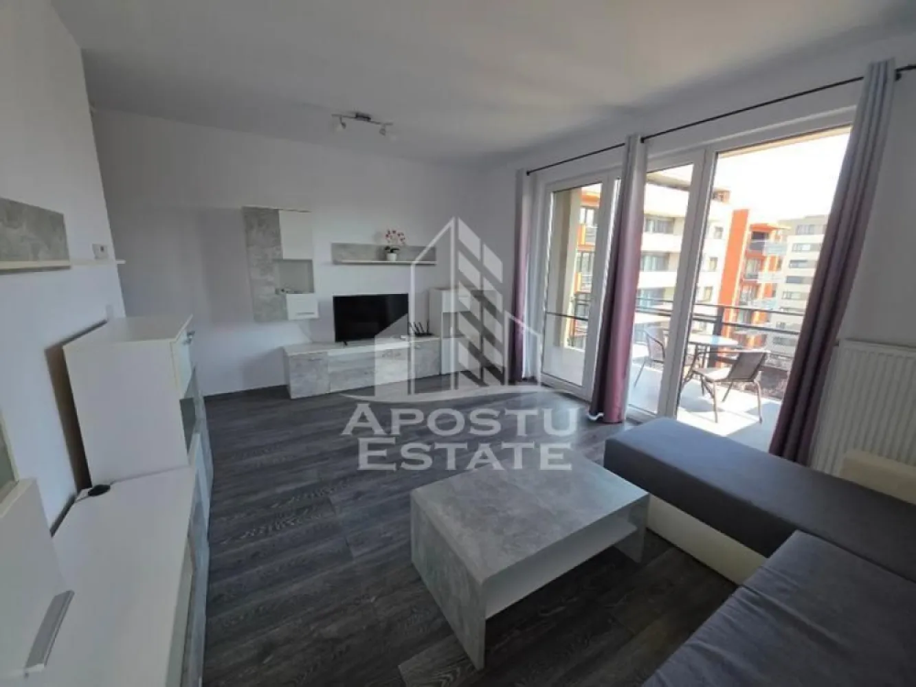 Apartament cu 2 camere de inchiriat , Aradului ,Complex Iris,Timisoara - Agentia imobiliara APOSTU ESTATE va propune spre inchiriere un apartament cu 2 camere, spatios si luminos, situat in zona Aradului , o zona linistita si bine pozitionata din Timisoara, potrivit pentru cupluri,familii, sau studenti care isi doresc o locuinta unde sa se simta confortabil si cu acces facil catre scoli, statii de autobuz, supermarketuri , magazine de zona, parcuri.

Suprafata utila: 56 mp
Compartimentare eficienta:
-Hol de acces generos
-Bucatarie complet mobilata si utilata, cu loc de luat masa
-Living luminos si spatios
-Dormitor mobilat si utilat
-Baie prevazuta cu cada
-Balcon mare 

Confort si facilitati:
-Incalzirea apartamentului: centrala proprie 
-Apartamentul este complet mobilat si utilat
-Loc de parcare subteran inclus in pret 
Localizare:
-Timis,Timisoara, zona Aradului – acces facil spre magazine, supermarketul Lidl, Auchan, scoli,facultatea de medicina veterinara , parcuri si mijloace de transport in comun.

Ideal pentru:
-Cupluri
-Studenti

Pret chirie lunara: 450 euro 
Programeaza o vizionare pentru a-ti putea imagina viitorul aici!
ID intern: CP3188824