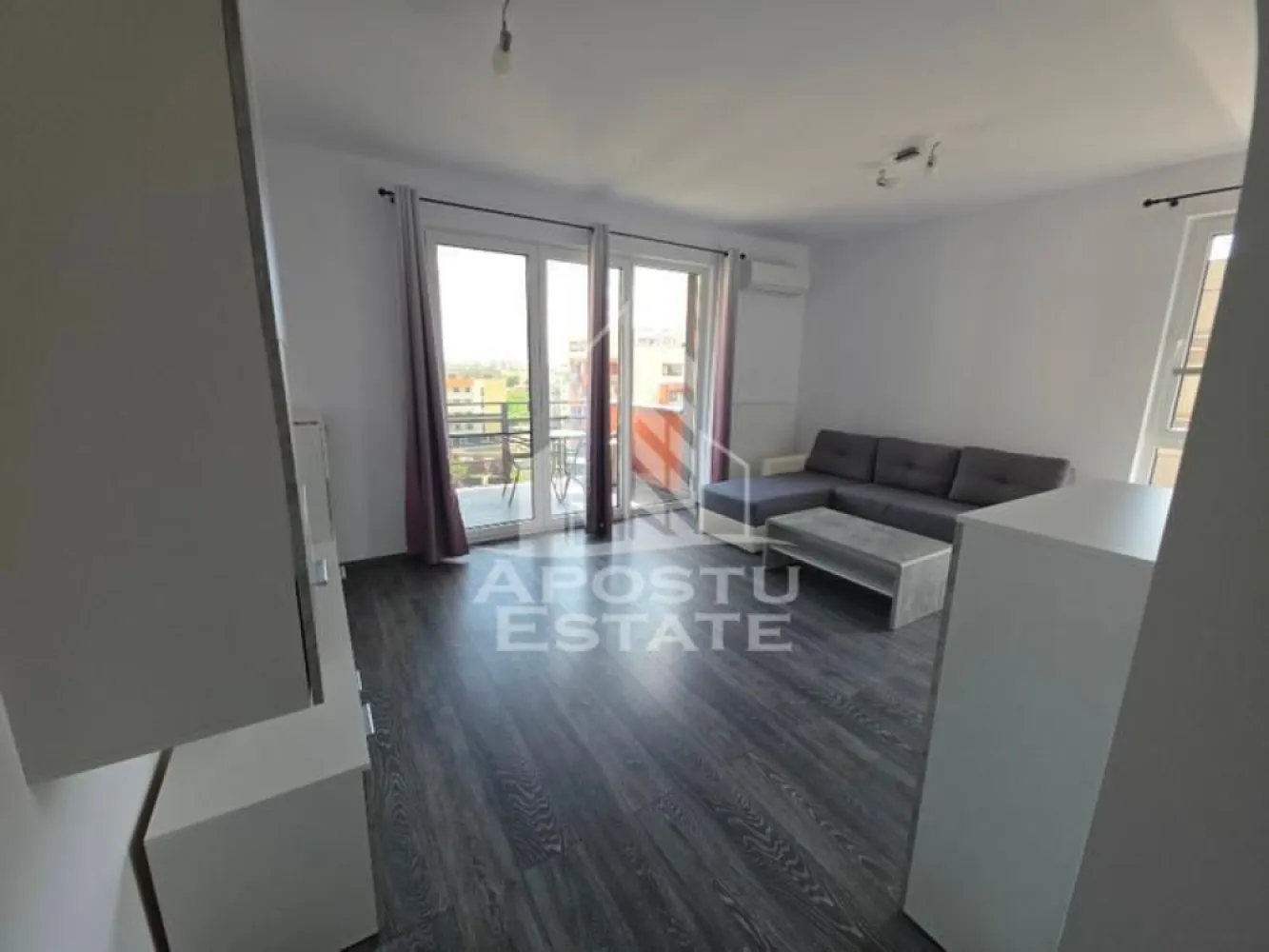 Apartament cu 2 camere de inchiriat , Aradului ,Complex Iris,Timisoara - Agentia imobiliara APOSTU ESTATE va propune spre inchiriere un apartament cu 2 camere, spatios si luminos, situat in zona Aradului , o zona linistita si bine pozitionata din Timisoara, potrivit pentru cupluri,familii, sau studenti care isi doresc o locuinta unde sa se simta confortabil si cu acces facil catre scoli, statii de autobuz, supermarketuri , magazine de zona, parcuri.

Suprafata utila: 56 mp
Compartimentare eficienta:
-Hol de acces generos
-Bucatarie complet mobilata si utilata, cu loc de luat masa
-Living luminos si spatios
-Dormitor mobilat si utilat
-Baie prevazuta cu cada
-Balcon mare 

Confort si facilitati:
-Incalzirea apartamentului: centrala proprie 
-Apartamentul este complet mobilat si utilat
-Loc de parcare subteran inclus in pret 
Localizare:
-Timis,Timisoara, zona Aradului – acces facil spre magazine, supermarketul Lidl, Auchan, scoli,facultatea de medicina veterinara , parcuri si mijloace de transport in comun.

Ideal pentru:
-Cupluri
-Studenti

Pret chirie lunara: 450 euro 
Programeaza o vizionare pentru a-ti putea imagina viitorul aici!
ID intern: CP3188824