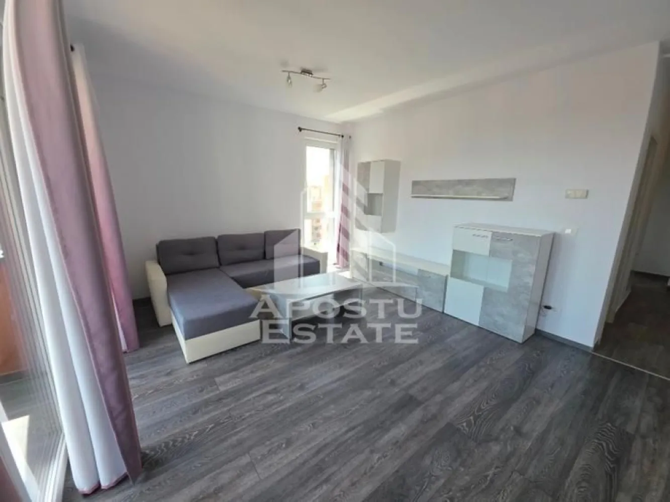 Apartament cu 2 camere de inchiriat , Aradului ,Complex Iris,Timisoara - Agentia imobiliara APOSTU ESTATE va propune spre inchiriere un apartament cu 2 camere, spatios si luminos, situat in zona Aradului , o zona linistita si bine pozitionata din Timisoara, potrivit pentru cupluri,familii, sau studenti care isi doresc o locuinta unde sa se simta confortabil si cu acces facil catre scoli, statii de autobuz, supermarketuri , magazine de zona, parcuri.

Suprafata utila: 56 mp
Compartimentare eficienta:
-Hol de acces generos
-Bucatarie complet mobilata si utilata, cu loc de luat masa
-Living luminos si spatios
-Dormitor mobilat si utilat
-Baie prevazuta cu cada
-Balcon mare 

Confort si facilitati:
-Incalzirea apartamentului: centrala proprie 
-Apartamentul este complet mobilat si utilat
-Loc de parcare subteran inclus in pret 
Localizare:
-Timis,Timisoara, zona Aradului – acces facil spre magazine, supermarketul Lidl, Auchan, scoli,facultatea de medicina veterinara , parcuri si mijloace de transport in comun.

Ideal pentru:
-Cupluri
-Studenti

Pret chirie lunara: 450 euro 
Programeaza o vizionare pentru a-ti putea imagina viitorul aici!
ID intern: CP3188824