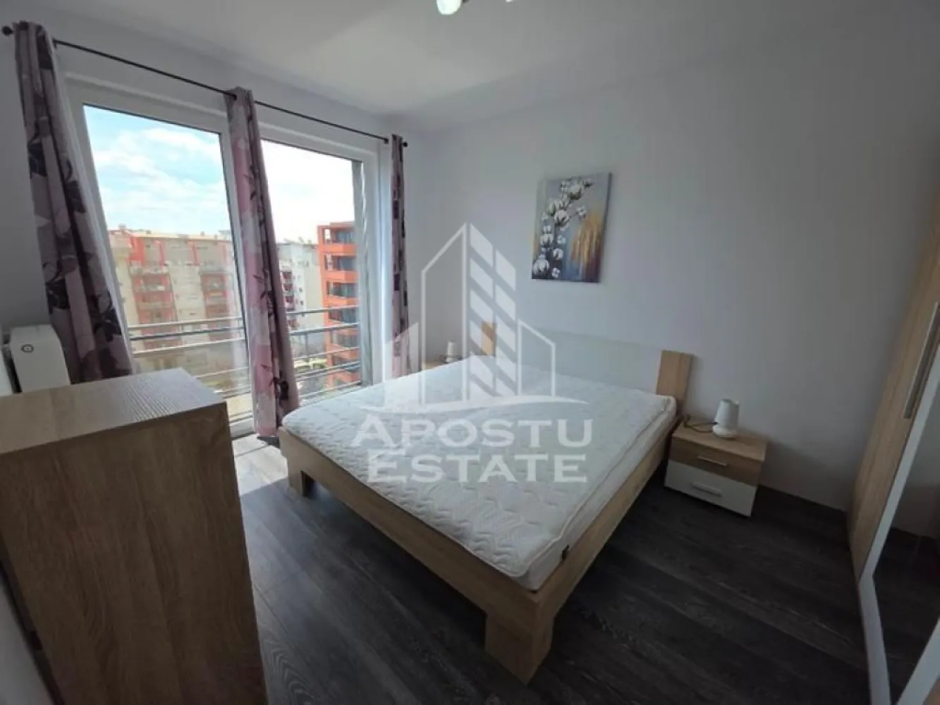 Apartament cu 2 camere de inchiriat , Aradului ,Complex Iris,Timisoara - Agentia imobiliara APOSTU ESTATE va propune spre inchiriere un apartament cu 2 camere, spatios si luminos, situat in zona Aradului , o zona linistita si bine pozitionata din Timisoara, potrivit pentru cupluri,familii, sau studenti care isi doresc o locuinta unde sa se simta confortabil si cu acces facil catre scoli, statii de autobuz, supermarketuri , magazine de zona, parcuri.

Suprafata utila: 56 mp
Compartimentare eficienta:
-Hol de acces generos
-Bucatarie complet mobilata si utilata, cu loc de luat masa
-Living luminos si spatios
-Dormitor mobilat si utilat
-Baie prevazuta cu cada
-Balcon mare 

Confort si facilitati:
-Incalzirea apartamentului: centrala proprie 
-Apartamentul este complet mobilat si utilat
-Loc de parcare subteran inclus in pret 
Localizare:
-Timis,Timisoara, zona Aradului – acces facil spre magazine, supermarketul Lidl, Auchan, scoli,facultatea de medicina veterinara , parcuri si mijloace de transport in comun.

Ideal pentru:
-Cupluri
-Studenti

Pret chirie lunara: 450 euro 
Programeaza o vizionare pentru a-ti putea imagina viitorul aici!
ID intern: CP3188824