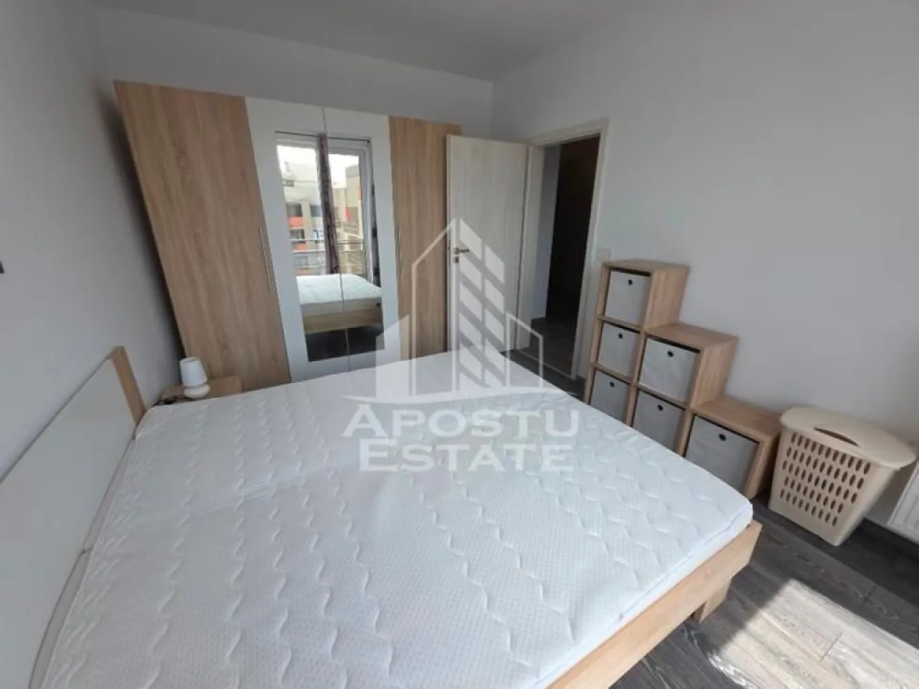Apartament cu 2 camere de inchiriat , Aradului ,Complex Iris,Timisoara - Agentia imobiliara APOSTU ESTATE va propune spre inchiriere un apartament cu 2 camere, spatios si luminos, situat in zona Aradului , o zona linistita si bine pozitionata din Timisoara, potrivit pentru cupluri,familii, sau studenti care isi doresc o locuinta unde sa se simta confortabil si cu acces facil catre scoli, statii de autobuz, supermarketuri , magazine de zona, parcuri.

Suprafata utila: 56 mp
Compartimentare eficienta:
-Hol de acces generos
-Bucatarie complet mobilata si utilata, cu loc de luat masa
-Living luminos si spatios
-Dormitor mobilat si utilat
-Baie prevazuta cu cada
-Balcon mare 

Confort si facilitati:
-Incalzirea apartamentului: centrala proprie 
-Apartamentul este complet mobilat si utilat
-Loc de parcare subteran inclus in pret 
Localizare:
-Timis,Timisoara, zona Aradului – acces facil spre magazine, supermarketul Lidl, Auchan, scoli,facultatea de medicina veterinara , parcuri si mijloace de transport in comun.

Ideal pentru:
-Cupluri
-Studenti

Pret chirie lunara: 450 euro 
Programeaza o vizionare pentru a-ti putea imagina viitorul aici!
ID intern: CP3188824