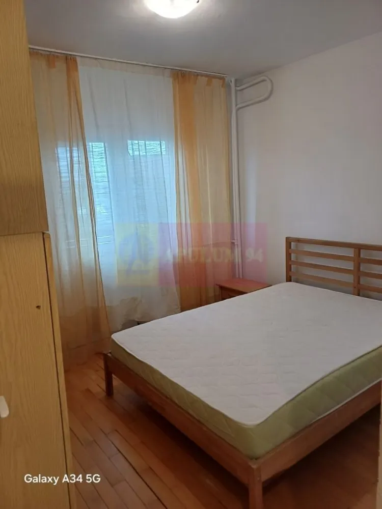 2 camere, Uverturii, zona Lujerului, zona Gorjului, Militari - Agentia Imobiliara Apulum 94
Vinde: Apartament 2 camere- 2 balcoane, zona Bulevardul Uverturii, - zona Lujerului,( sector 6), semidecomandat, Ideal pentru investitie sau familie.
Descriere: Apartament cu 2 camere. Locuinta se afla la etajul 4/8, intr-un bloc construit in anul 1982, curat si fara risc seismic. Suprafata totala este de 56 mp, compartimentarea fiind semidecomandata( se poate decomanda prin perete rigips), cu 1 bai si 2 balcoane. Apartamentul se afla in stare nerenovata (necesita modernizare integrala), aspect reflectat direct in pretul de vanzare avantajos. Reprezinta o oportunitate excelenta pentru cei care doresc sa isi configureze finisajele de la zero, perfecta pentru o familie tanara sau un designer de interior care doreste sa creeze un spatiu modern, fara a plati in plus pentru finisajele altcuiva. Blocul dispune de lift si vecini linistiti. Oportun si pentru o investitie ulterioara in vederea inchirierii. Toate actele sunt la zi. Pret: 110.000 Euro ( usor negociabil).