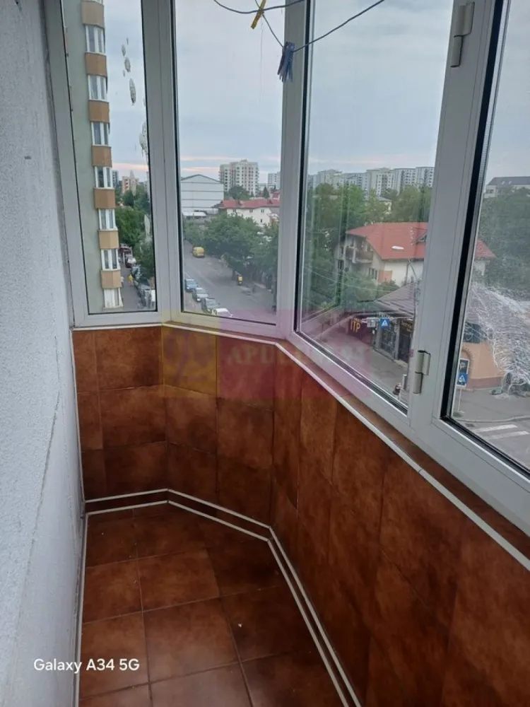 2 camere, Uverturii, zona Lujerului, zona Gorjului, Militari - Agentia Imobiliara Apulum 94
Vinde: Apartament 2 camere- 2 balcoane, zona Bulevardul Uverturii, - zona Lujerului,( sector 6), semidecomandat, Ideal pentru investitie sau familie.
Descriere: Apartament cu 2 camere. Locuinta se afla la etajul 4/8, intr-un bloc construit in anul 1982, curat si fara risc seismic. Suprafata totala este de 56 mp, compartimentarea fiind semidecomandata( se poate decomanda prin perete rigips), cu 1 bai si 2 balcoane. Apartamentul se afla in stare nerenovata (necesita modernizare integrala), aspect reflectat direct in pretul de vanzare avantajos. Reprezinta o oportunitate excelenta pentru cei care doresc sa isi configureze finisajele de la zero, perfecta pentru o familie tanara sau un designer de interior care doreste sa creeze un spatiu modern, fara a plati in plus pentru finisajele altcuiva. Blocul dispune de lift si vecini linistiti. Oportun si pentru o investitie ulterioara in vederea inchirierii. Toate actele sunt la zi. Pret: 110.000 Euro ( usor negociabil).