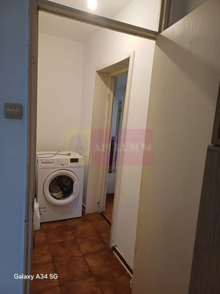 2 camere, Uverturii, zona Lujerului, zona Gorjului, Militari - Agentia Imobiliara Apulum 94
Vinde: Apartament 2 camere- 2 balcoane, zona Bulevardul Uverturii, - zona Lujerului,( sector 6), semidecomandat, Ideal pentru investitie sau familie.
Descriere: Apartament cu 2 camere. Locuinta se afla la etajul 4/8, intr-un bloc construit in anul 1982, curat si fara risc seismic. Suprafata totala este de 56 mp, compartimentarea fiind semidecomandata( se poate decomanda prin perete rigips), cu 1 bai si 2 balcoane. Apartamentul se afla in stare nerenovata (necesita modernizare integrala), aspect reflectat direct in pretul de vanzare avantajos. Reprezinta o oportunitate excelenta pentru cei care doresc sa isi configureze finisajele de la zero, perfecta pentru o familie tanara sau un designer de interior care doreste sa creeze un spatiu modern, fara a plati in plus pentru finisajele altcuiva. Blocul dispune de lift si vecini linistiti. Oportun si pentru o investitie ulterioara in vederea inchirierii. Toate actele sunt la zi. Pret: 110.000 Euro ( usor negociabil).