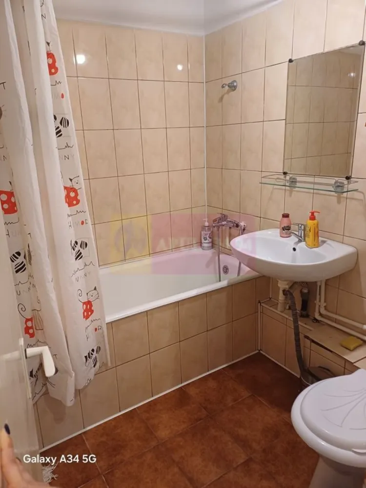 2 camere, Uverturii, zona Lujerului, zona Gorjului, Militari - Agentia Imobiliara Apulum 94
Vinde: Apartament 2 camere- 2 balcoane, zona Bulevardul Uverturii, - zona Lujerului,( sector 6), semidecomandat, Ideal pentru investitie sau familie.
Descriere: Apartament cu 2 camere. Locuinta se afla la etajul 4/8, intr-un bloc construit in anul 1982, curat si fara risc seismic. Suprafata totala este de 56 mp, compartimentarea fiind semidecomandata( se poate decomanda prin perete rigips), cu 1 bai si 2 balcoane. Apartamentul se afla in stare nerenovata (necesita modernizare integrala), aspect reflectat direct in pretul de vanzare avantajos. Reprezinta o oportunitate excelenta pentru cei care doresc sa isi configureze finisajele de la zero, perfecta pentru o familie tanara sau un designer de interior care doreste sa creeze un spatiu modern, fara a plati in plus pentru finisajele altcuiva. Blocul dispune de lift si vecini linistiti. Oportun si pentru o investitie ulterioara in vederea inchirierii. Toate actele sunt la zi. Pret: 110.000 Euro ( usor negociabil).