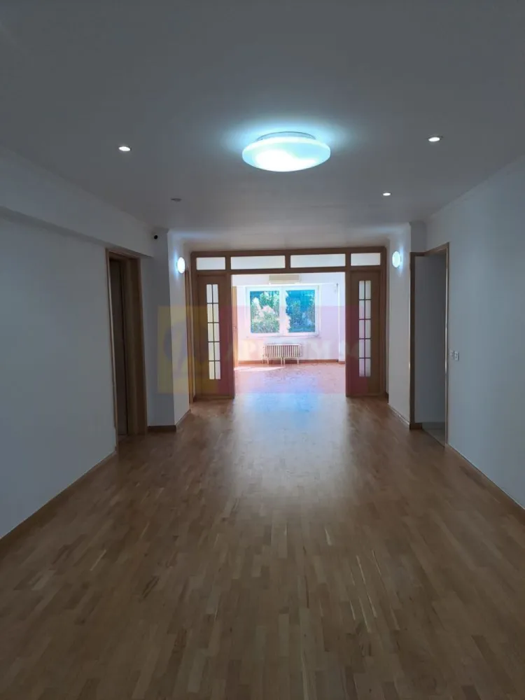 Vanzare apartament 4 camere – Zona Unirii Splai vav Magazinul Unirii - Vand apartament spațios de 4 camere situat în zona Unirii- Splaiul Unirii, la etajul 1/8, la doar 5 minute de mers pe jos până la stația de metrou Piata Unirii si Fantana Mare. Proprietatea are o suprafață generoasă de 106 mp fiind ideală atât pentru locuit, cât și pentru activități de birou sau sediu firmă.
Apartamentul este luminos, nou renovat și oferă multiple posibilități de amenajare. Zona este centrala si este excelent conectată la mijloace de transport, restaurante, cafenele, Biblioteca Nationala , Tribunalul Bucuresti etc. 
Vedere mixtă (față/spate). La 5 minute de ICCJ, ministerul culturii și alte edificii culturale (mănăstirea Radu Vodă și biserica Bucur Ciobanu)
Suprafață utilă: 103mp
La 5 minute de metrou Unirii
Ideal pentru locuință sau birou
Zonă centrală, acces facil
Pentru mai multe detalii si vizionari contactati agentul la 0733683461 Dona Camelia