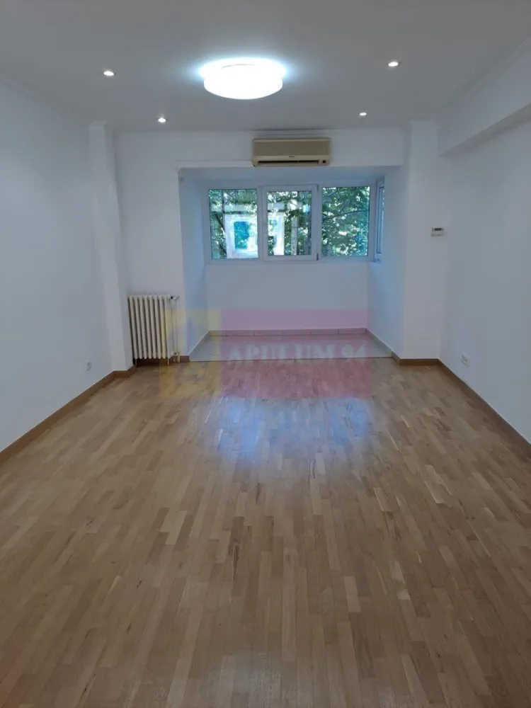 Vanzare apartament 4 camere – Zona Unirii Splai vav Magazinul Unirii - Vand apartament spațios de 4 camere situat în zona Unirii- Splaiul Unirii, la etajul 1/8, la doar 5 minute de mers pe jos până la stația de metrou Piata Unirii si Fantana Mare. Proprietatea are o suprafață generoasă de 106 mp fiind ideală atât pentru locuit, cât și pentru activități de birou sau sediu firmă.
Apartamentul este luminos, nou renovat și oferă multiple posibilități de amenajare. Zona este centrala si este excelent conectată la mijloace de transport, restaurante, cafenele, Biblioteca Nationala , Tribunalul Bucuresti etc. 
Vedere mixtă (față/spate). La 5 minute de ICCJ, ministerul culturii și alte edificii culturale (mănăstirea Radu Vodă și biserica Bucur Ciobanu)
Suprafață utilă: 103mp
La 5 minute de metrou Unirii
Ideal pentru locuință sau birou
Zonă centrală, acces facil
Pentru mai multe detalii si vizionari contactati agentul la 0733683461 Dona Camelia