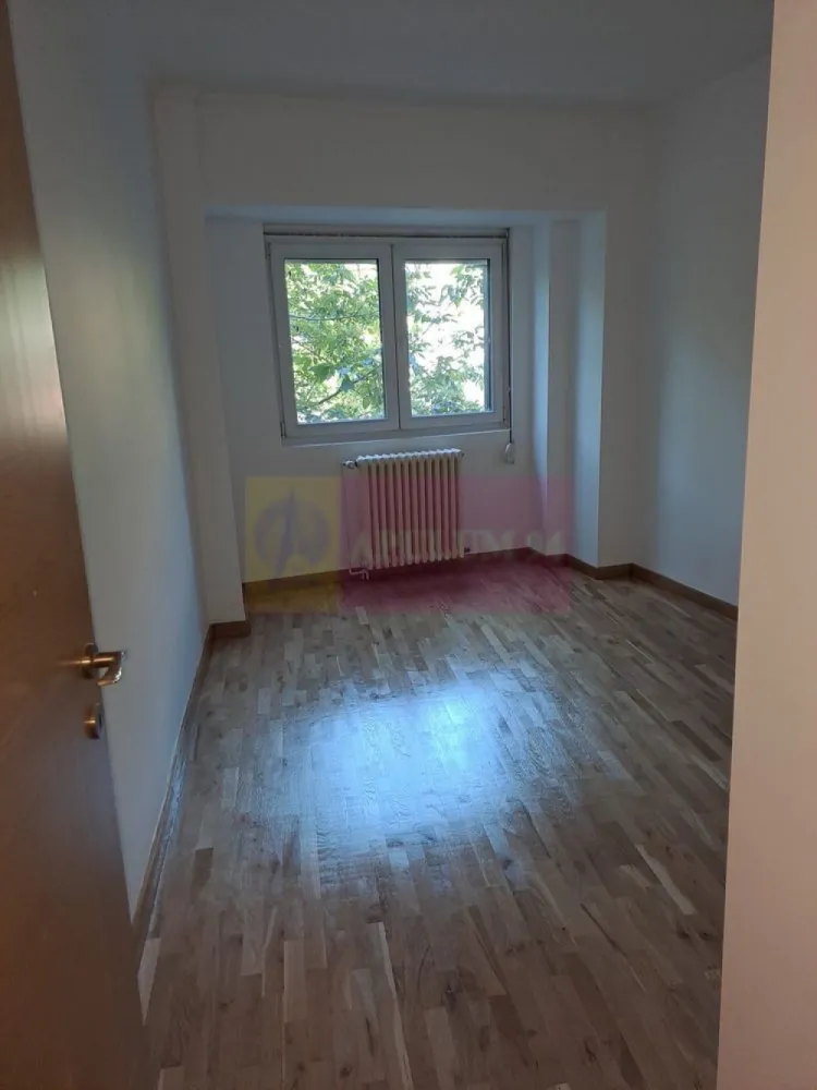 Vanzare apartament 4 camere – Zona Unirii Splai vav Magazinul Unirii - Vand apartament spațios de 4 camere situat în zona Unirii- Splaiul Unirii, la etajul 1/8, la doar 5 minute de mers pe jos până la stația de metrou Piata Unirii si Fantana Mare. Proprietatea are o suprafață generoasă de 106 mp fiind ideală atât pentru locuit, cât și pentru activități de birou sau sediu firmă.
Apartamentul este luminos, nou renovat și oferă multiple posibilități de amenajare. Zona este centrala si este excelent conectată la mijloace de transport, restaurante, cafenele, Biblioteca Nationala , Tribunalul Bucuresti etc. 
Vedere mixtă (față/spate). La 5 minute de ICCJ, ministerul culturii și alte edificii culturale (mănăstirea Radu Vodă și biserica Bucur Ciobanu)
Suprafață utilă: 103mp
La 5 minute de metrou Unirii
Ideal pentru locuință sau birou
Zonă centrală, acces facil
Pentru mai multe detalii si vizionari contactati agentul la 0733683461 Dona Camelia