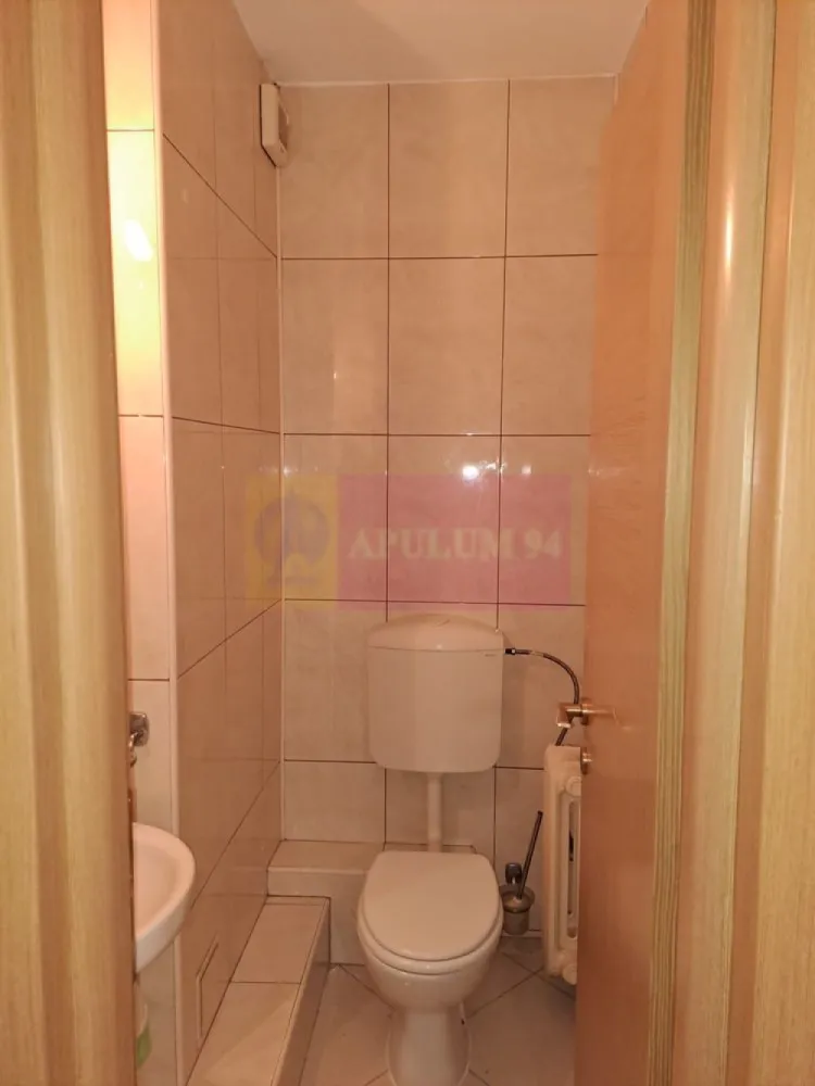 Vanzare apartament 4 camere – Zona Unirii Splai vav Magazinul Unirii - Vand apartament spațios de 4 camere situat în zona Unirii- Splaiul Unirii, la etajul 1/8, la doar 5 minute de mers pe jos până la stația de metrou Piata Unirii si Fantana Mare. Proprietatea are o suprafață generoasă de 106 mp fiind ideală atât pentru locuit, cât și pentru activități de birou sau sediu firmă.
Apartamentul este luminos, nou renovat și oferă multiple posibilități de amenajare. Zona este centrala si este excelent conectată la mijloace de transport, restaurante, cafenele, Biblioteca Nationala , Tribunalul Bucuresti etc. 
Vedere mixtă (față/spate). La 5 minute de ICCJ, ministerul culturii și alte edificii culturale (mănăstirea Radu Vodă și biserica Bucur Ciobanu)
Suprafață utilă: 103mp
La 5 minute de metrou Unirii
Ideal pentru locuință sau birou
Zonă centrală, acces facil
Pentru mai multe detalii si vizionari contactati agentul la 0733683461 Dona Camelia
