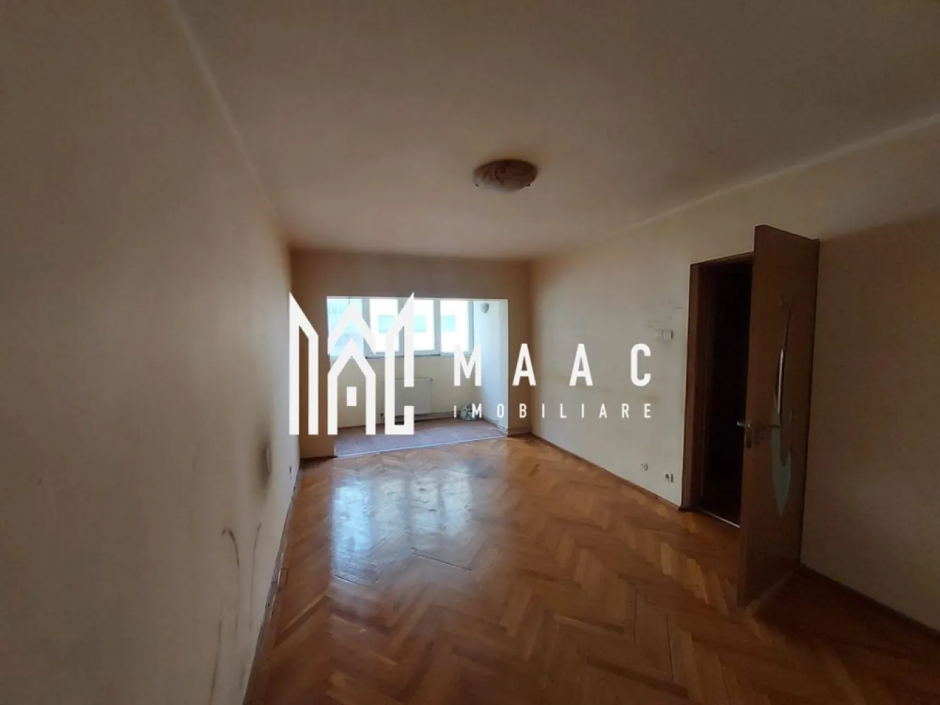 Aparatament 2 Camere | Decomandat | 58 MPU | Vasile Aaron - MAAC Imobiliare vă propune spre vânzare un apartament cu 2 camere, decomandat, situat în cartierul Vasile Aaron, o zonă bine conectată a Sibiului, cu acces rapid către magazine, școli, mijloace de transport în comun și centre comerciale. Locuința are o suprafață utilă de 58 mp și este amplasată la etajul 5 din 10 al unui imobil cu regim de înălțime mare, oferind lumină naturală și o priveliște deschisă asupra zonei. Apartamentul este compartimentat eficient, cu bucătărie separată, living spațios, dormitor, baie și hol, fiind ideal pentru o familie, un cuplu sau ca investiție. Proprietatea necesită renovare, ceea ce oferă viitorului proprietar posibilitatea de a o amenaja complet după propriul gust și nevoi, transformând-o într-o locuință modernă. Zona Vasile Aaron este apreciată pentru infrastructura completă, proximitatea față de Shopping City Sibiu, școli, grădinițe, piețe și accesul facil către toate zonele orașului. Pentru mai multe detalii și programarea unei vizionări, vă rugăm să ne contactați menționând ID: CP2904229 }}