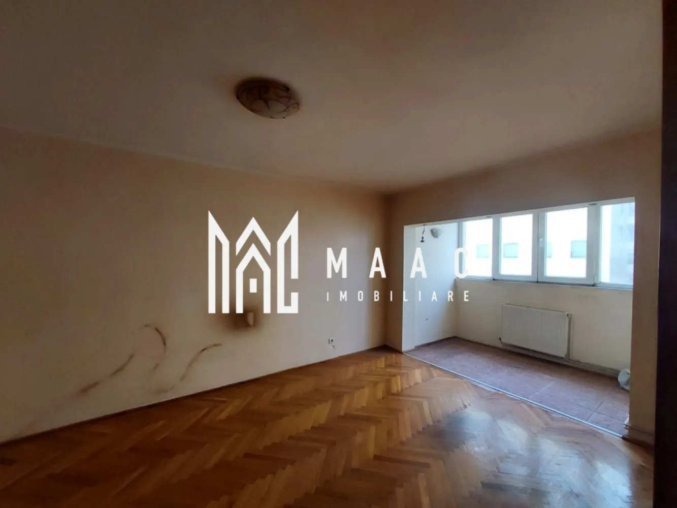 Aparatament 2 Camere | Decomandat | 58 MPU | Vasile Aaron - MAAC Imobiliare vă propune spre vânzare un apartament cu 2 camere, decomandat, situat în cartierul Vasile Aaron, o zonă bine conectată a Sibiului, cu acces rapid către magazine, școli, mijloace de transport în comun și centre comerciale. Locuința are o suprafață utilă de 58 mp și este amplasată la etajul 5 din 10 al unui imobil cu regim de înălțime mare, oferind lumină naturală și o priveliște deschisă asupra zonei. Apartamentul este compartimentat eficient, cu bucătărie separată, living spațios, dormitor, baie și hol, fiind ideal pentru o familie, un cuplu sau ca investiție. Proprietatea necesită renovare, ceea ce oferă viitorului proprietar posibilitatea de a o amenaja complet după propriul gust și nevoi, transformând-o într-o locuință modernă. Zona Vasile Aaron este apreciată pentru infrastructura completă, proximitatea față de Shopping City Sibiu, școli, grădinițe, piețe și accesul facil către toate zonele orașului. Pentru mai multe detalii și programarea unei vizionări, vă rugăm să ne contactați menționând ID: CP2904229 }}