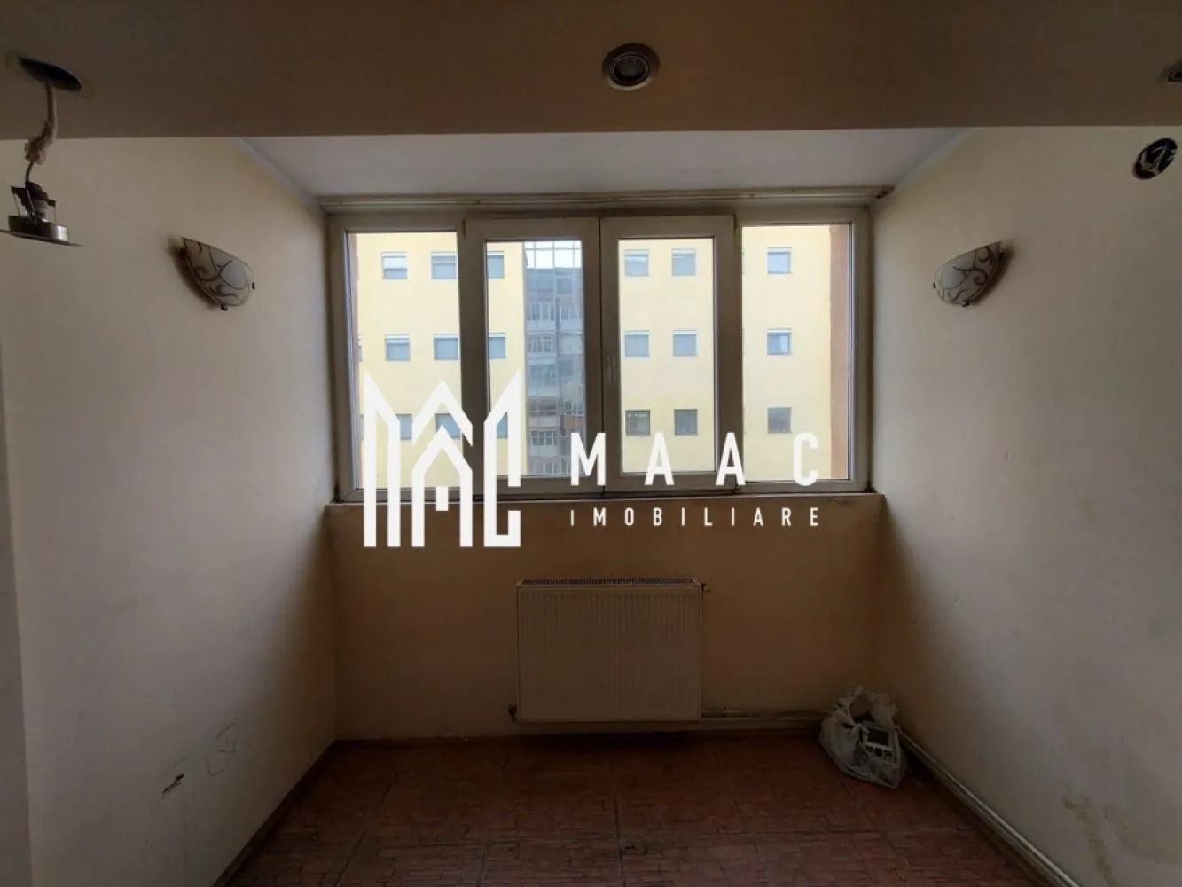 Aparatament 2 Camere | Decomandat | 58 MPU | Vasile Aaron - MAAC Imobiliare vă propune spre vânzare un apartament cu 2 camere, decomandat, situat în cartierul Vasile Aaron, o zonă bine conectată a Sibiului, cu acces rapid către magazine, școli, mijloace de transport în comun și centre comerciale. Locuința are o suprafață utilă de 58 mp și este amplasată la etajul 5 din 10 al unui imobil cu regim de înălțime mare, oferind lumină naturală și o priveliște deschisă asupra zonei. Apartamentul este compartimentat eficient, cu bucătărie separată, living spațios, dormitor, baie și hol, fiind ideal pentru o familie, un cuplu sau ca investiție. Proprietatea necesită renovare, ceea ce oferă viitorului proprietar posibilitatea de a o amenaja complet după propriul gust și nevoi, transformând-o într-o locuință modernă. Zona Vasile Aaron este apreciată pentru infrastructura completă, proximitatea față de Shopping City Sibiu, școli, grădinițe, piețe și accesul facil către toate zonele orașului. Pentru mai multe detalii și programarea unei vizionări, vă rugăm să ne contactați menționând ID: CP2904229 }}