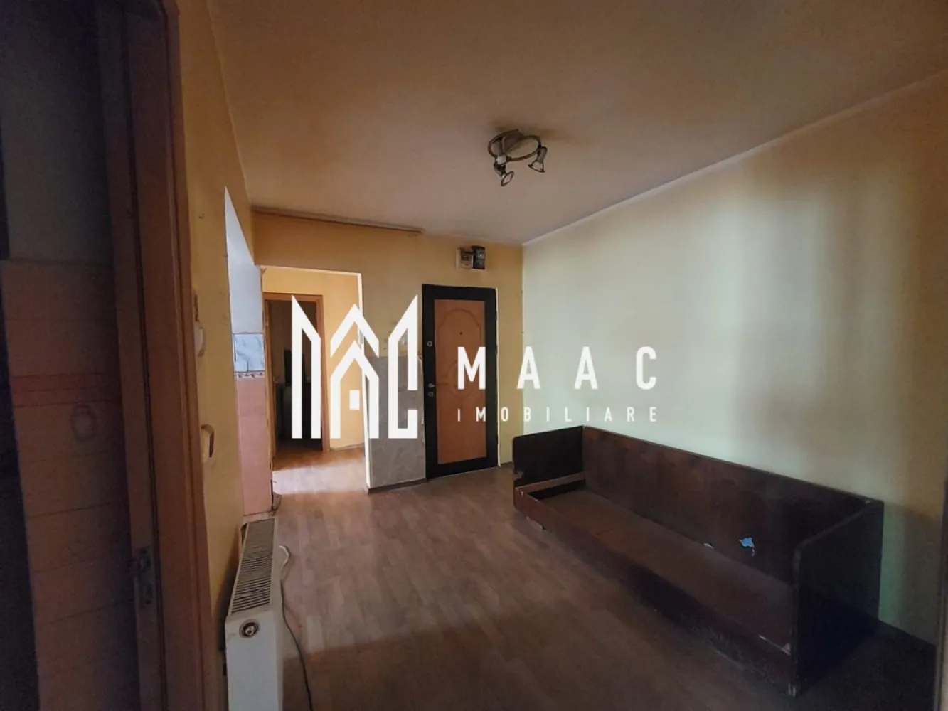 Aparatament 2 Camere | Decomandat | 58 MPU | Vasile Aaron - MAAC Imobiliare vă propune spre vânzare un apartament cu 2 camere, decomandat, situat în cartierul Vasile Aaron, o zonă bine conectată a Sibiului, cu acces rapid către magazine, școli, mijloace de transport în comun și centre comerciale. Locuința are o suprafață utilă de 58 mp și este amplasată la etajul 5 din 10 al unui imobil cu regim de înălțime mare, oferind lumină naturală și o priveliște deschisă asupra zonei. Apartamentul este compartimentat eficient, cu bucătărie separată, living spațios, dormitor, baie și hol, fiind ideal pentru o familie, un cuplu sau ca investiție. Proprietatea necesită renovare, ceea ce oferă viitorului proprietar posibilitatea de a o amenaja complet după propriul gust și nevoi, transformând-o într-o locuință modernă. Zona Vasile Aaron este apreciată pentru infrastructura completă, proximitatea față de Shopping City Sibiu, școli, grădinițe, piețe și accesul facil către toate zonele orașului. Pentru mai multe detalii și programarea unei vizionări, vă rugăm să ne contactați menționând ID: CP2904229 }}
