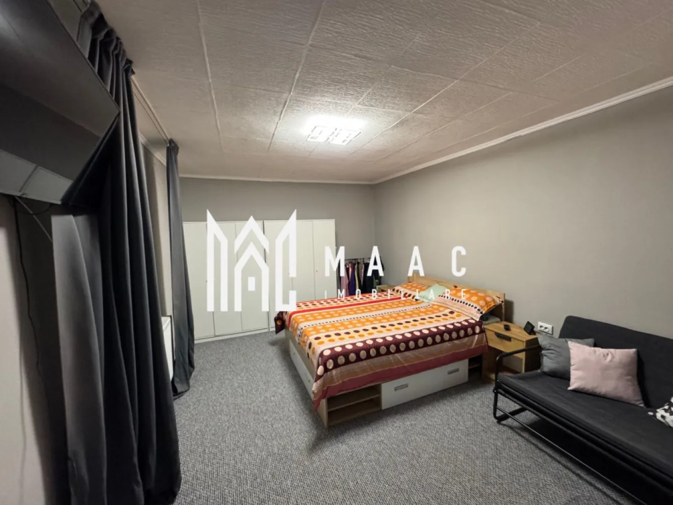 Casă 3 Camere | 560 mp curte | Gura Râului - Maac Imobiliare prezintă o casă semidecomandată situată în localitatea Gura Râului, cu acces facil direct din strada principală, ideală pentru o familie care caută liniște, funcționalitate și spațiu generos. Detalii proprietate: Suprafață utilă: 80 mp Teren: 560 mp curte, perfect pentru relaxare, grădinărit sau diverse activități în aer liber. Compartimentare practică: Bucătărie funcțională Debara pentru depozitare Living luminos și primitor 2 dormitoare confortabile 1 baie modernă Spații suplimentare: Pivniță generoasă Anexe pentru depozitare sau alte utilizări O casă veche cu 2 camere situată pe teren (neutilizabilă pentru locuit). Dotări și beneficii: Izolație termică completă și geamuri termopan, asigurând un mediu confortabil și eficiență energetică pe tot parcursul anului. Încălzire centrală pe lemne cu calorifere, ideală pentru sezonul rece. Acces auto direct din strada principală pentru un plus de confort și intimitate. Mobilată și utilată, inclusiv: Mașină de spălat haine Alte dotări esențiale (cu excepția electrocasnicelor mici). Această proprietate oferă un echilibru perfect între spațiu funcțional, confort și o curte generoasă, fiind alegerea ideală pentru cei care își doresc o casă primitoare într-o zonă liniștită. Pentru mai multe detalii sau pentru a programa o vizionare, nu ezitați să ne contactați! ID- CP2911788 }}