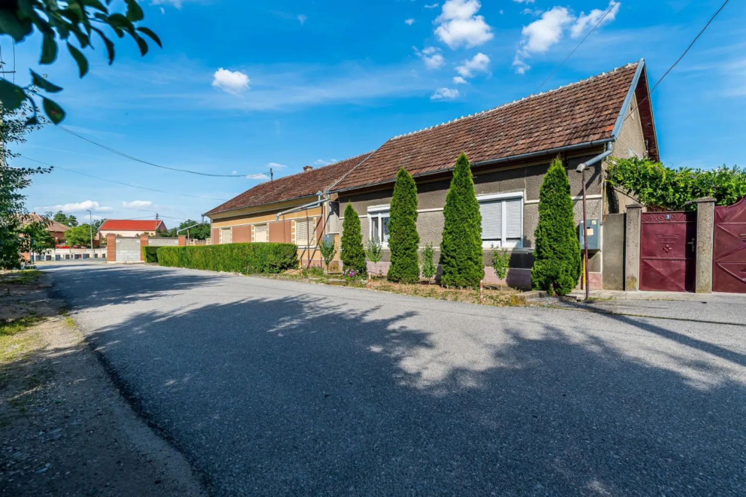 Casa 3 camere, bucatarie si baie, in zona centrala din Chisineu-Cris - 🏡 Casă cu 3 camere lângă Piața Centrală din Chișineu-Criș
📍 Situată într-o zonă centrală și foarte căutată, la doar câțiva pași de Piața Centrală a orașului, această proprietate oferă acces rapid la magazine, instituții, școli și toate facilitățile necesare vieții de zi cu zi.

💰 Preț: 61.700 €
🆔 ID Proprietate: CP3166068

Vă prezentăm o casă individuală, ideală pentru locuit permanent sau investiție, amplasată pe un teren de 330 mp.
📐 Detalii proprietate:
✅ Suprafață utilă: 100 mp
✅ Suprafață construită: 187 mp
✅ Teren: 330 mp
✅ 3 camere
✅ 2 dormitoare
✅ Bucătărie
✅ Baie cu geam pentru aerisire naturală
✅ Terasă
✅ Garaj
✅ Loc de parcare în curte
✅ Pod pentru depozitare

🏠 Locuința este disponibilă imediat și se află într-o stare bună de întreținere, beneficiind de:

✔ Ferestre PVC
✔ Uși PVC
✔ Rulouri exterioare PVC
✔ Mobilier parțial
✔ Bucătărie parțial mobilată
✔ Debara și magazie
✔ Curte și grădină proprie

🔥 Încălzirea este realizată prin sobe de teracotă.
🔌 Proprietatea dispune de toate utilitățile:
✔ Apă
✔ Canalizare
✔ Gaz
✔ Curent electric
✔ Internet
✔ Telefon

📞 Pentru detalii și programarea unei vizionări:
Mihai Bica – Consultant Imobiliar
📱 0742 543 526

🔑 Dacă îți dorești o casă bine poziționată, aproape de centrul orașului și de toate punctele de interes, această proprietate merită văzută!