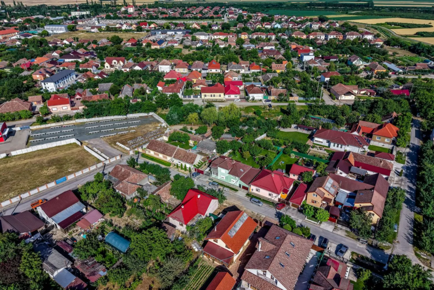 Casa 3 camere, bucatarie si baie, in zona centrala din Chisineu-Cris - 🏡 Casă cu 3 camere lângă Piața Centrală din Chișineu-Criș
📍 Situată într-o zonă centrală și foarte căutată, la doar câțiva pași de Piața Centrală a orașului, această proprietate oferă acces rapid la magazine, instituții, școli și toate facilitățile necesare vieții de zi cu zi.

💰 Preț: 61.700 €
🆔 ID Proprietate: CP3166068

Vă prezentăm o casă individuală, ideală pentru locuit permanent sau investiție, amplasată pe un teren de 330 mp.
📐 Detalii proprietate:
✅ Suprafață utilă: 100 mp
✅ Suprafață construită: 187 mp
✅ Teren: 330 mp
✅ 3 camere
✅ 2 dormitoare
✅ Bucătărie
✅ Baie cu geam pentru aerisire naturală
✅ Terasă
✅ Garaj
✅ Loc de parcare în curte
✅ Pod pentru depozitare

🏠 Locuința este disponibilă imediat și se află într-o stare bună de întreținere, beneficiind de:

✔ Ferestre PVC
✔ Uși PVC
✔ Rulouri exterioare PVC
✔ Mobilier parțial
✔ Bucătărie parțial mobilată
✔ Debara și magazie
✔ Curte și grădină proprie

🔥 Încălzirea este realizată prin sobe de teracotă.
🔌 Proprietatea dispune de toate utilitățile:
✔ Apă
✔ Canalizare
✔ Gaz
✔ Curent electric
✔ Internet
✔ Telefon

📞 Pentru detalii și programarea unei vizionări:
Mihai Bica – Consultant Imobiliar
📱 0742 543 526

🔑 Dacă îți dorești o casă bine poziționată, aproape de centrul orașului și de toate punctele de interes, această proprietate merită văzută!