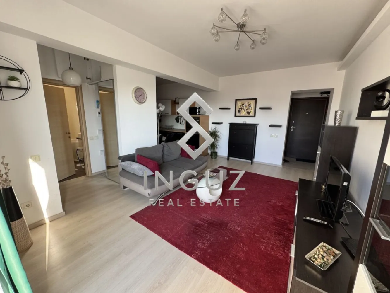 DE ÎNCHIRIAT | APARTAMENT 2 CAMERE | DAY RESIDENCE – DECEBAL - DE ÎNCHIRIAT | APARTAMENT 2 CAMERE | DAY RESIDENCE – DECEBAL

750 € / lună (ușor negociabil)

Inguz Real Estate vă oferă spre închiriere un apartament modern cu 2 camere, situat în complexul Day Residence Decebal, într-o zonă liniștită și foarte bine conectată la mijloacele de transport și facilitățile orașului.

Detalii proprietate:
• 2 camere
• Suprafață utilă: aproximativ 60 mp
• 2 balcoane
• Bloc construit în 2011
• Complet mobilat și utilat
• Disponibil imediat

Dotări:
• Plită cu inducție
• Cuptor electric
• Frigider
• Espressor automat
• Mașină de spălat rufe
• Mașină de spălat vase
• Cuptor cu microunde
• Filtru de apă
• TV
• Aer condiționat
• Fier de călcat
• Aspirator
• Multiple spații de depozitare

Complexul oferă:
• Pază 24/7
• Monitorizare video
• 2 lifturi
• Centrală termică proprie a blocului
• Zonă liniștită și sigură

Localizare excelentă:
• Str. Gheorghe Dem Teodorescu
• 2 minute până la liniile de troleibuz 70 și 79 și tramvaiul 40
• Aproximativ 10 minute de mers pe jos până la stația de metrou Piața Muncii
• Numeroase magazine, restaurante și servicii în apropiere
• Locuri de parcare disponibile prin abonament la Primăria Sectorului 3 (aprox. 50 lei/lună)

Condiții:
• Preț: 750 €/lună (ușor negociabil)
• Comision agenție: 50% + TVA din valoarea primei luni de chirie.