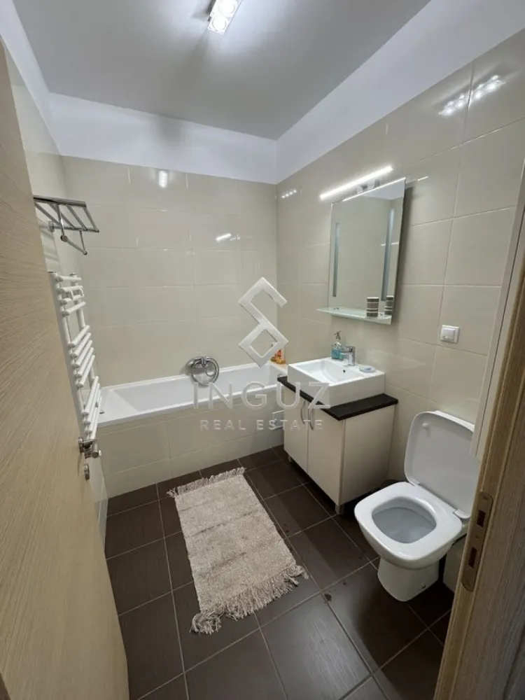 DE ÎNCHIRIAT | APARTAMENT 2 CAMERE | DAY RESIDENCE – DECEBAL - DE ÎNCHIRIAT | APARTAMENT 2 CAMERE | DAY RESIDENCE – DECEBAL

750 € / lună (ușor negociabil)

Inguz Real Estate vă oferă spre închiriere un apartament modern cu 2 camere, situat în complexul Day Residence Decebal, într-o zonă liniștită și foarte bine conectată la mijloacele de transport și facilitățile orașului.

Detalii proprietate:
• 2 camere
• Suprafață utilă: aproximativ 60 mp
• 2 balcoane
• Bloc construit în 2011
• Complet mobilat și utilat
• Disponibil imediat

Dotări:
• Plită cu inducție
• Cuptor electric
• Frigider
• Espressor automat
• Mașină de spălat rufe
• Mașină de spălat vase
• Cuptor cu microunde
• Filtru de apă
• TV
• Aer condiționat
• Fier de călcat
• Aspirator
• Multiple spații de depozitare

Complexul oferă:
• Pază 24/7
• Monitorizare video
• 2 lifturi
• Centrală termică proprie a blocului
• Zonă liniștită și sigură

Localizare excelentă:
• Str. Gheorghe Dem Teodorescu
• 2 minute până la liniile de troleibuz 70 și 79 și tramvaiul 40
• Aproximativ 10 minute de mers pe jos până la stația de metrou Piața Muncii
• Numeroase magazine, restaurante și servicii în apropiere
• Locuri de parcare disponibile prin abonament la Primăria Sectorului 3 (aprox. 50 lei/lună)

Condiții:
• Preț: 750 €/lună (ușor negociabil)
• Comision agenție: 50% + TVA din valoarea primei luni de chirie.
