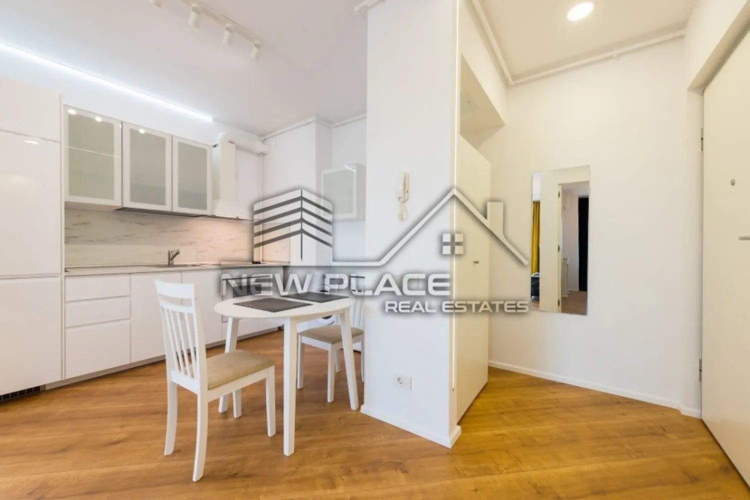 4City North | Apartament deosebit | OMV Pipera | LUX - New Place Real Estate Company va propune spre inchiriere un apartament intr-un ansamblu rezidential nou - 4City North, cu o arhitectura moderna si eleganta, cu spatii verzi si gradini private - o curte interioara splendida, extrem de generoasa si sigura, loc de joaca si de plimbare, cu finisaje de top si o calitate excelenta a constructiei.

Apartamentul are o suprafata de 62.67 mp si este compus din: living, bucatarie, dormitor, baie si balcon.

Apartamentul dispune de un loc de parcare disponibil in parcarea supraterana a Ansamblului.

Ansamblul 4City va propune o evadare din aglomeratia Bucurestiului intr-un loc in care confortul si siguranta se disting, in armonie cu vibratia nebuna a capitalei.

Finisajele si dotarile sunt de cea mai buna calitate si anume:
- Centrala termica proprie;
- Unitate aer conditionat;
- Parchet laminat (grosime 8 mm) in living si dormitoare;
- Gresie si faianta premium in bai, bucatarii si holuri;
- Obiecte sanitare premium;
- Tamplarie exterioara termopan PVC;
- Lifturi silentioase premium;
- Interfon;
- Contoare individuale pentru utilitati.

Ansamblul 4City dispune de o localizare excelenta, fiind situat in Nordul Bucurestiului - Pipera, la cativa pasi de Lacul Saulei, in inima cartierului de business, intr-o zona linistita si sigura, cu acces direct la mall, benzinarii, gym, restaurant, scoli si gradinite.

Pentru mai multe detalii sau oferte similare, nu ezitati sa ne contactati.

Aceasta oferta apartine New Place Real Estate Company.