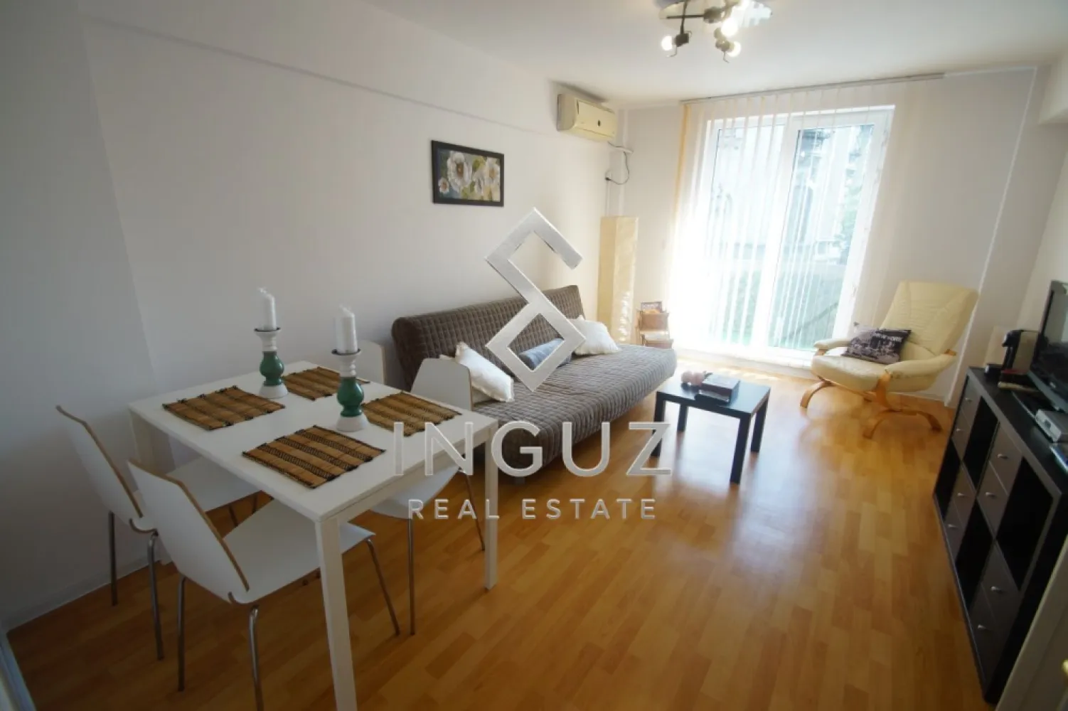 DE ÎNCHIRIAT | APARTAMENT 3 CAMERE | REGINA ELISABETA – PARCUL CIȘMIGI - DE ÎNCHIRIAT | APARTAMENT 3 CAMERE | REGINA ELISABETA – PARCUL CIȘMIGIU

3.700 lei / lună

Inguz Real Estate vă oferă spre închiriere un apartament cu 3 camere, situat ultracentral, pe Bulevardul Regina Elisabeta nr. 42, chiar lângă Parcul Cișmigiu, la câteva minute de Universitate, Centrul Vechi și Facultatea de Drept.

Detalii proprietate:
• 3 camere
• Compartimentare semidecomandată
• Etaj 2 din 8
• 2 balcoane cu vedere către Bd. Regina Elisabeta și Primăria Capitalei
• Complet mobilat și utilat
• Disponibil imediat

Dotări:
• Centrală termică proprie
• Aer condiționat
• Mașină de spălat rufe
• Mașină de spălat vase
• Frigider
• Aragaz
• Bucătărie complet utilată
• TV și internet
• Parchet, gresie și ușă metalică
• Bloc cu 2 lifturi

Avantaje:
• Locație ultracentrală
• La câțiva pași de Parcul Cișmigiu, Universitate și Centrul Vechi
• Acces rapid la metrou și transport public
• Ideal pentru studenți, expați sau profesioniști
• Studenții Erasmus sunt bineveniți
• Prezentare video disponibilă la cerere

Condiții:
• Chirie: 3.700 lei/lună
• Garanție: echivalentul a 1,5 luni de chirie
• Comision agenție: 50% + TVA din valoarea primei luni de chirie.