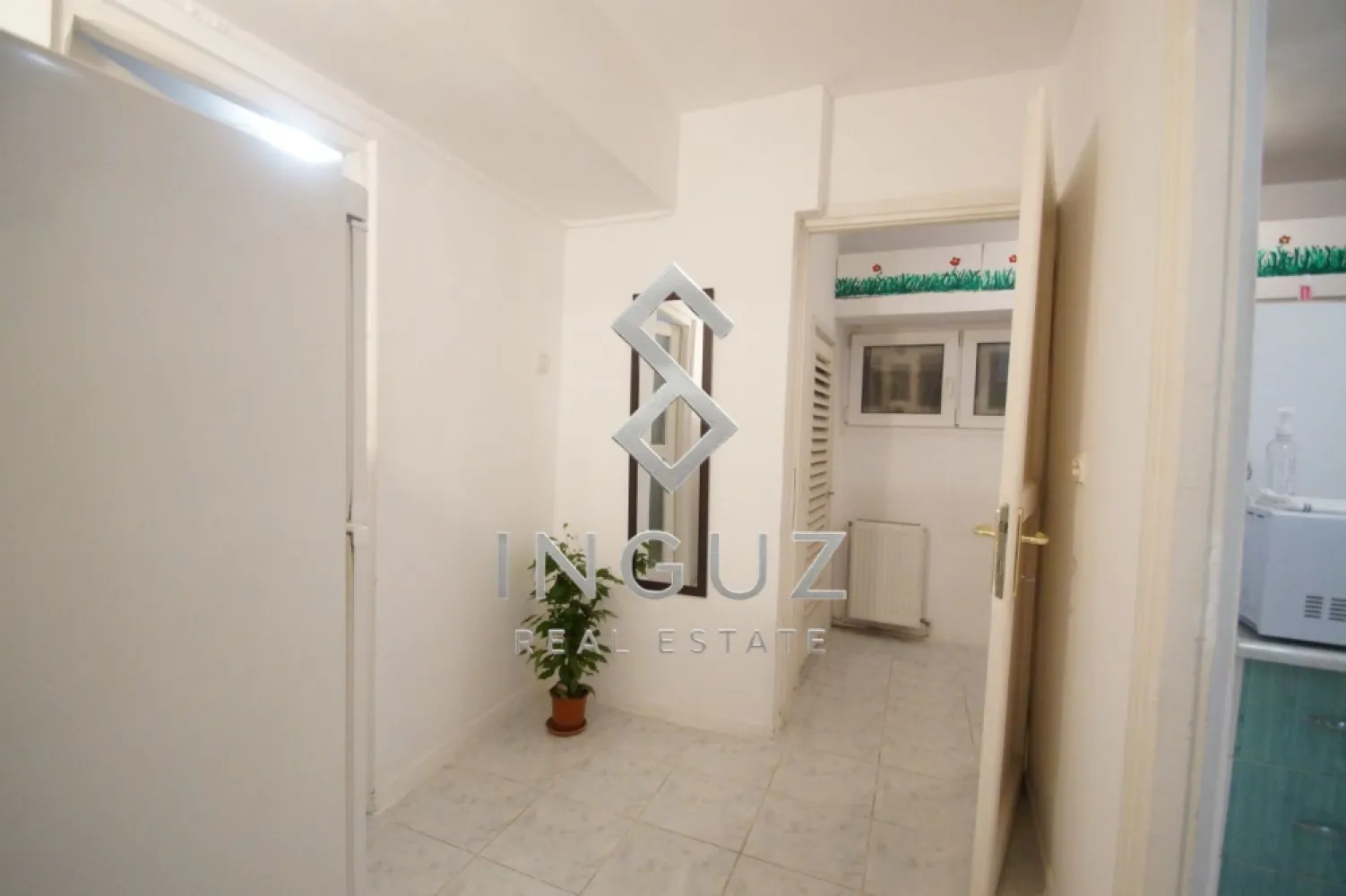 DE ÎNCHIRIAT | APARTAMENT 3 CAMERE | REGINA ELISABETA – PARCUL CIȘMIGI - DE ÎNCHIRIAT | APARTAMENT 3 CAMERE | REGINA ELISABETA – PARCUL CIȘMIGIU

3.700 lei / lună

Inguz Real Estate vă oferă spre închiriere un apartament cu 3 camere, situat ultracentral, pe Bulevardul Regina Elisabeta nr. 42, chiar lângă Parcul Cișmigiu, la câteva minute de Universitate, Centrul Vechi și Facultatea de Drept.

Detalii proprietate:
• 3 camere
• Compartimentare semidecomandată
• Etaj 2 din 8
• 2 balcoane cu vedere către Bd. Regina Elisabeta și Primăria Capitalei
• Complet mobilat și utilat
• Disponibil imediat

Dotări:
• Centrală termică proprie
• Aer condiționat
• Mașină de spălat rufe
• Mașină de spălat vase
• Frigider
• Aragaz
• Bucătărie complet utilată
• TV și internet
• Parchet, gresie și ușă metalică
• Bloc cu 2 lifturi

Avantaje:
• Locație ultracentrală
• La câțiva pași de Parcul Cișmigiu, Universitate și Centrul Vechi
• Acces rapid la metrou și transport public
• Ideal pentru studenți, expați sau profesioniști
• Studenții Erasmus sunt bineveniți
• Prezentare video disponibilă la cerere

Condiții:
• Chirie: 3.700 lei/lună
• Garanție: echivalentul a 1,5 luni de chirie
• Comision agenție: 50% + TVA din valoarea primei luni de chirie.