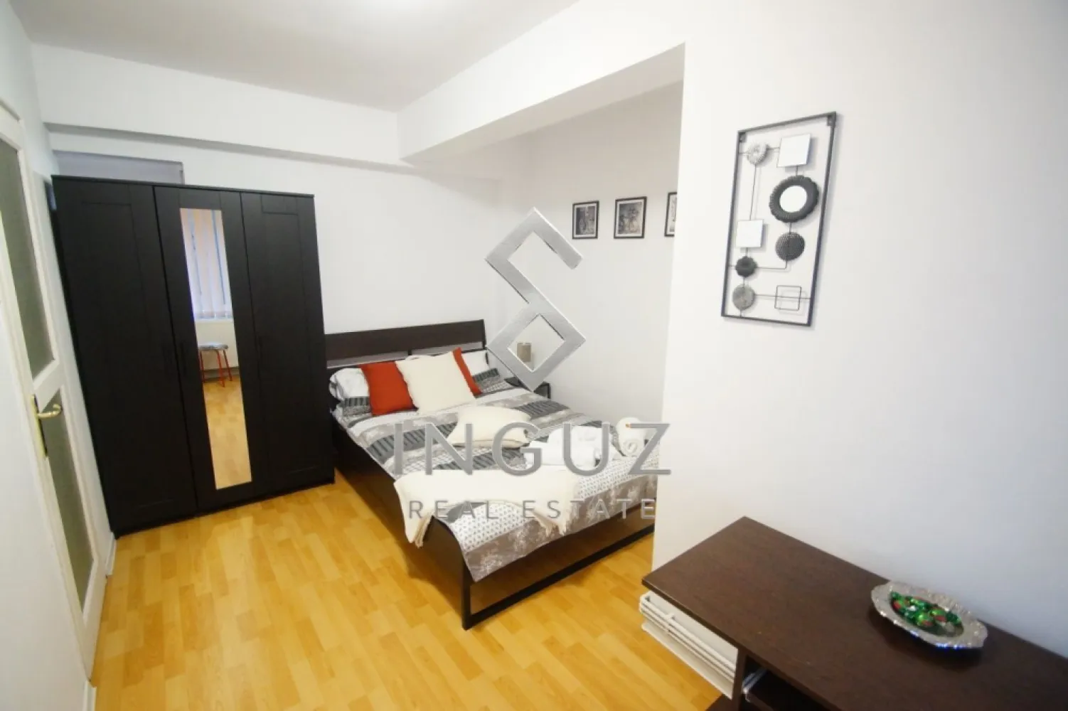 DE ÎNCHIRIAT | APARTAMENT 3 CAMERE | REGINA ELISABETA – PARCUL CIȘMIGI - DE ÎNCHIRIAT | APARTAMENT 3 CAMERE | REGINA ELISABETA – PARCUL CIȘMIGIU

3.700 lei / lună

Inguz Real Estate vă oferă spre închiriere un apartament cu 3 camere, situat ultracentral, pe Bulevardul Regina Elisabeta nr. 42, chiar lângă Parcul Cișmigiu, la câteva minute de Universitate, Centrul Vechi și Facultatea de Drept.

Detalii proprietate:
• 3 camere
• Compartimentare semidecomandată
• Etaj 2 din 8
• 2 balcoane cu vedere către Bd. Regina Elisabeta și Primăria Capitalei
• Complet mobilat și utilat
• Disponibil imediat

Dotări:
• Centrală termică proprie
• Aer condiționat
• Mașină de spălat rufe
• Mașină de spălat vase
• Frigider
• Aragaz
• Bucătărie complet utilată
• TV și internet
• Parchet, gresie și ușă metalică
• Bloc cu 2 lifturi

Avantaje:
• Locație ultracentrală
• La câțiva pași de Parcul Cișmigiu, Universitate și Centrul Vechi
• Acces rapid la metrou și transport public
• Ideal pentru studenți, expați sau profesioniști
• Studenții Erasmus sunt bineveniți
• Prezentare video disponibilă la cerere

Condiții:
• Chirie: 3.700 lei/lună
• Garanție: echivalentul a 1,5 luni de chirie
• Comision agenție: 50% + TVA din valoarea primei luni de chirie.